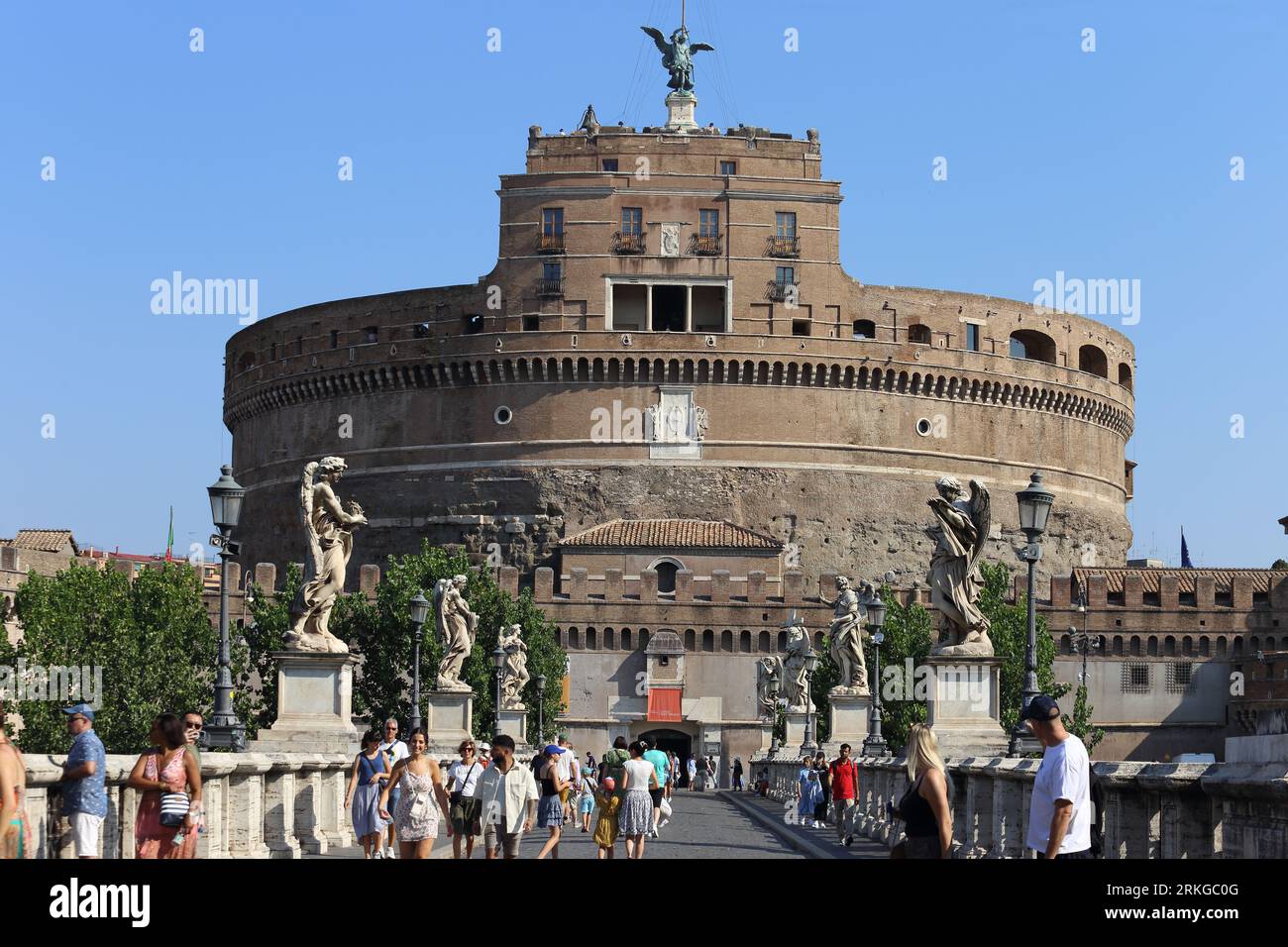 Rome, Italie - 22 août 2023. Castel Sant'Angelo, également appelé mausolée d'Hadrien vu du pont Sant'Angelo Banque D'Images