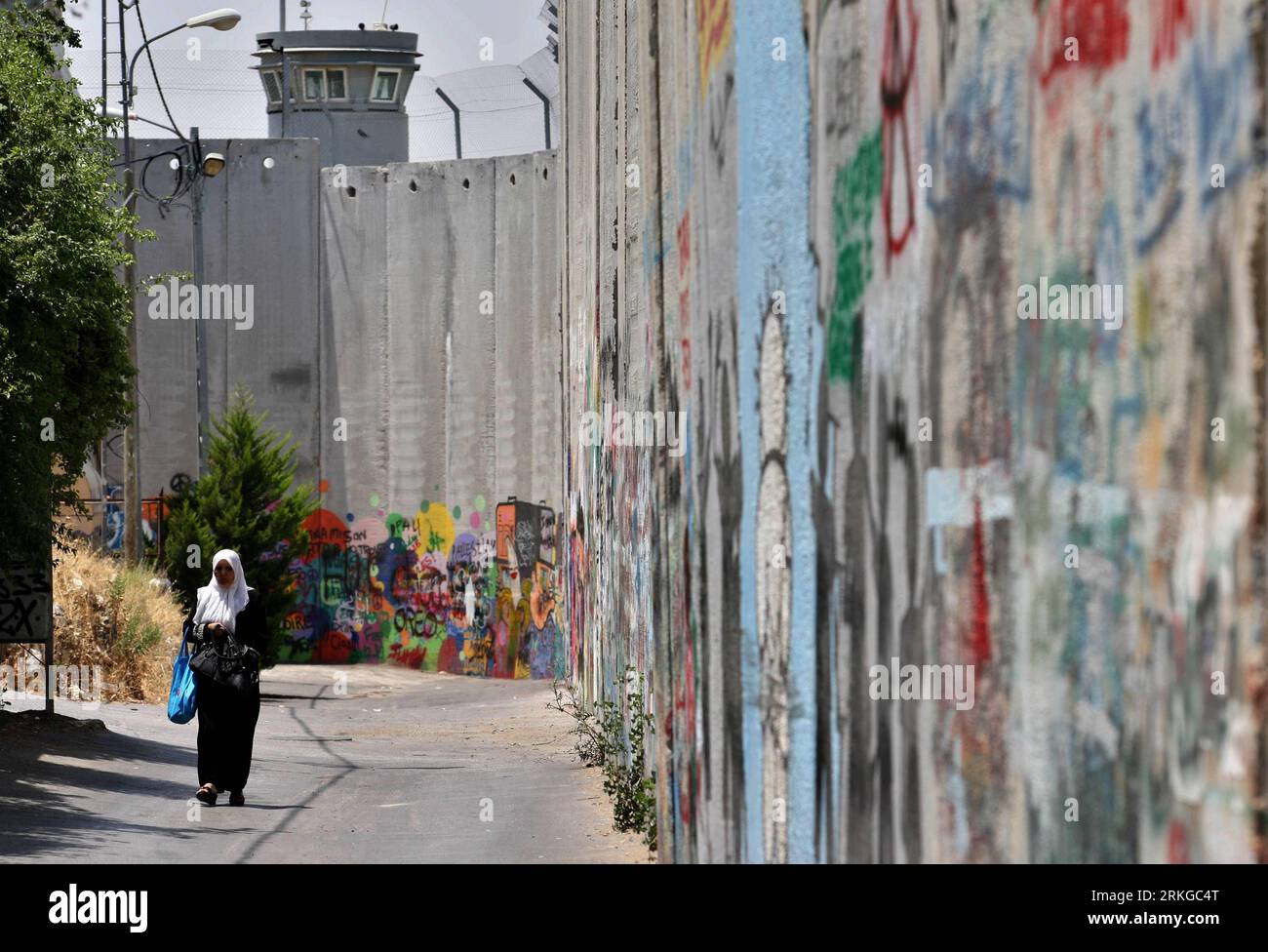 Bildnummer : 55578702 Datum : 08.07.2011 Copyright : imago/Xinhua (110708)-- CISJORDANIE, 8 JUILLET 2011 (Xinhua) -- Une palestinienne marche à côté d'une section du mur de séparation controversé israélien dans la ville de Bethléem en Cisjordanie le 8 juillet 2011. Les Palestiniens marqueront samedi le septième anniversaire de la décision de la Cour internationale de Justice à la Haye, le 9 juillet 2004, qui a qualifié la barrière de séparation israélienne en cours de construction autour de la Cisjordanie d’illégale et devrait être supprimée. (Xinhua/Luay Sababa) MOYEN-CISJORDANIE-BARRIÈRE DE SÉPARATION ISRAÉLIENNE PUBLICATIONxNOTxINxCHN Gese Banque D'Images