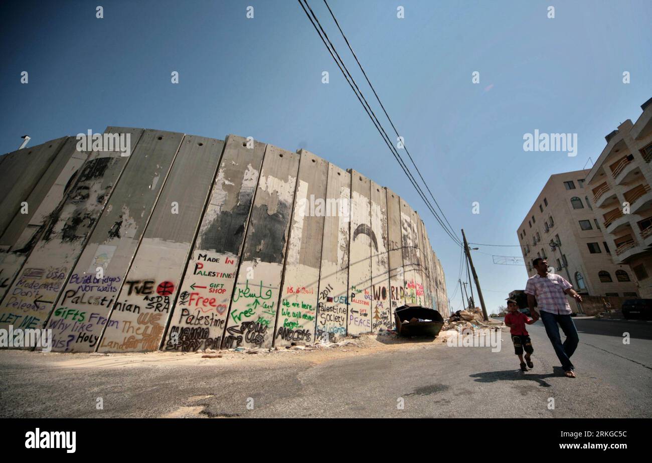 Bildnummer : 55578701 Datum : 08.07.2011 Copyright : imago/Xinhua (110708)-- CISJORDANIE, 8 JUILLET 2011 (Xinhua) -- des Palestiniens marchent à côté d'une section du mur de séparation controversé israélien dans la ville de Bethléem en Cisjordanie le 8 juillet 2011. Les Palestiniens marqueront samedi le septième anniversaire de la décision de la Cour internationale de Justice à la Haye, le 9 juillet 2004, qui a qualifié la barrière de séparation israélienne en cours de construction autour de la Cisjordanie d’illégale et devrait être supprimée. (Xinhua/Luay Sababa) MIDEAST-WEST BANK-ISRAELI-SEPARATION-BARRIER PUBLICATIONxNOTxINxCHN Gesellschaft Banque D'Images
