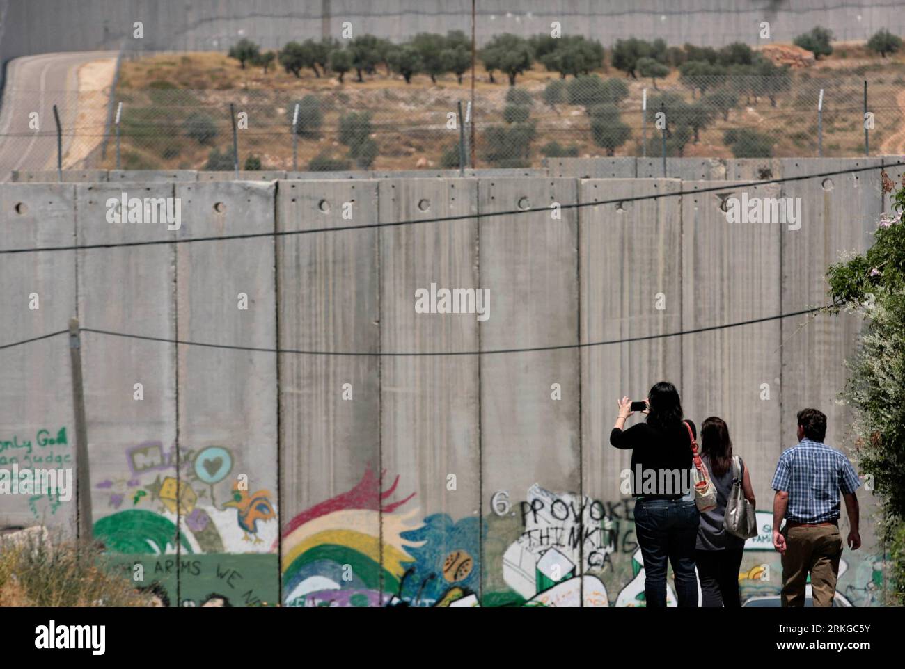 Bildnummer : 55578699 Datum : 08.07.2011 Copyright : imago/Xinhua (110708)-- CISJORDANIE, 8 JUILLET 2011 (Xinhua) -- des touristes étrangers prennent des photos d'une section du mur de séparation controversé israélien dans la ville de Bethléem en Cisjordanie le 8 juillet 2011. Les Palestiniens marqueront samedi le septième anniversaire de la décision de la Cour internationale de Justice à la Haye, le 9 juillet 2004, qui a qualifié la barrière de séparation israélienne en cours de construction autour de la Cisjordanie d’illégale et devrait être supprimée. (Xinhua/Luay Sababa) MIDEAST-CISJORDANIE-BARRIÈRE DE SÉPARATION ISRAÉLIENNE PUBLICATIONxNOTxINxCHN Gesell Banque D'Images