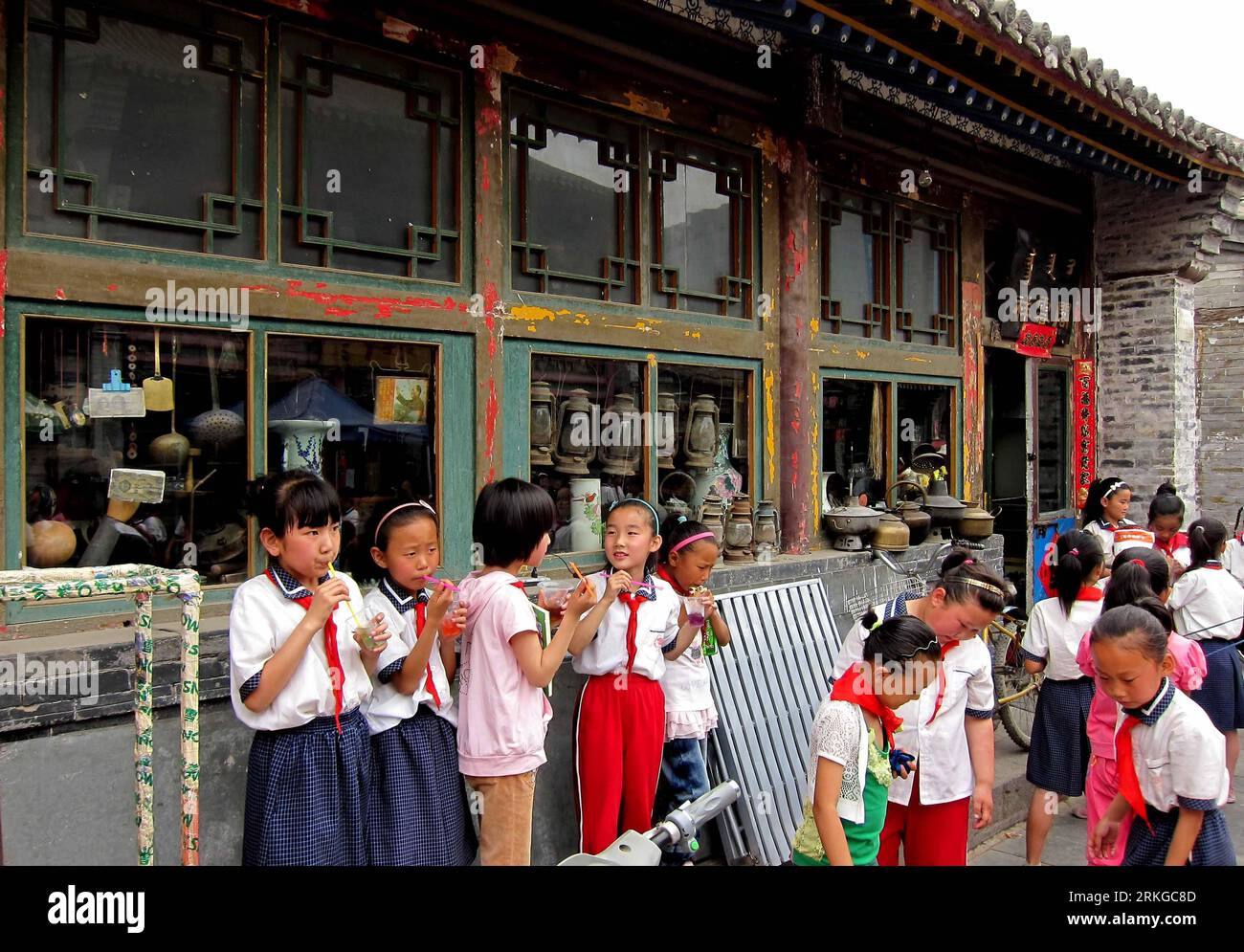 Bildnummer : 55578735 Datum : 08.07.2011 Copyright : imago/Xinhua (110708) -- HOHHOT, 8 juillet 2011 (Xinhua) -- des enfants jouent dans une vieille rue avec le style architectural des dynasties Ming (1368-1644) et Qing (1644-1911), à Hohhot, capitale de la région autonome de Mongolie intérieure du nord de la Chine, le 8 juillet 2011. Le gouvernement local a enregistré 58 reliques culturelles immobilières dans la rue et réparé les anciennes architectures tout en conservant leur aspect ancien, afin de préserver les caractéristiques historiques et culturelles. (Xinhua/Zhang Ling) (ry) CHINA-HOHHOT-CULTURAL HERITAGE-PROTECTION (CN) PUBLICATIONx Banque D'Images