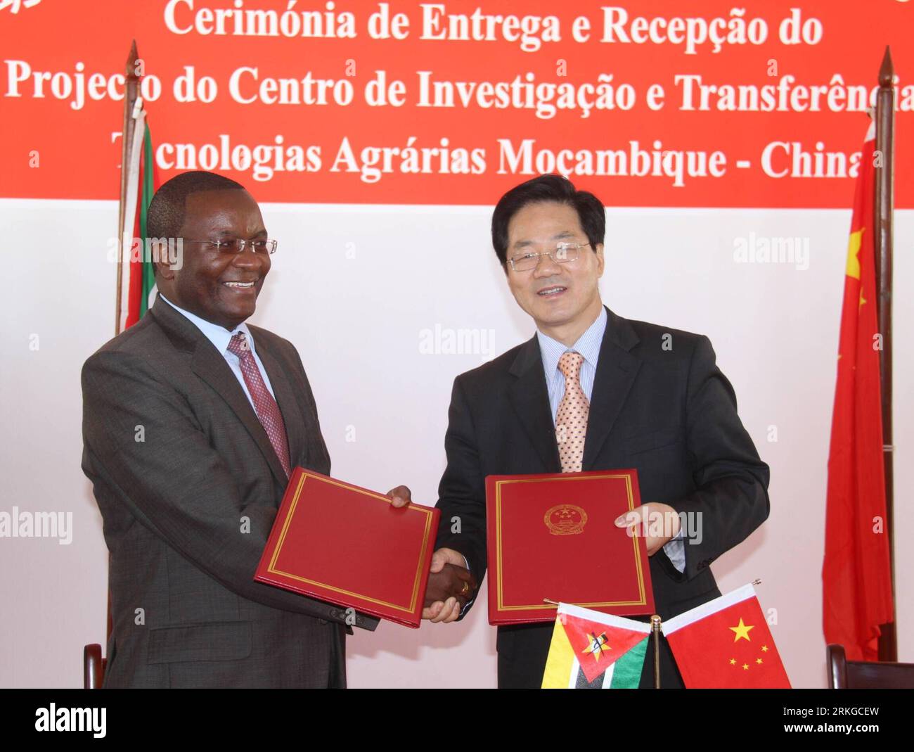 Bildnummer : 55580584 Datum : 07.07.2011 Copyright : imago/Xinhua (110708) -- BOANE, 8 juillet 2011 (Xinhua) -- Huang Songfu (à droite), ambassadeur de Chine au Mozambique, et Venancio Simao Massingue, ministre mozambicain de la Science et de la technologie, échangent les certificats pour remettre le centre de démonstration de technologie agricole Chine-Mozambique dans le comté de Boane, province de Maputo, Mozambique, le 8 juillet 2011. Vendredi, la Chine a remis le projet au Mozambique pour aider à stimuler le développement agricole local. (Xinhua/Liu Dalong) (zw) MOZAMBIQUE-CHINE-AGRICULTURE-COOPÉRATION PUBLICATIONxNOTxINxCHN People poli Banque D'Images