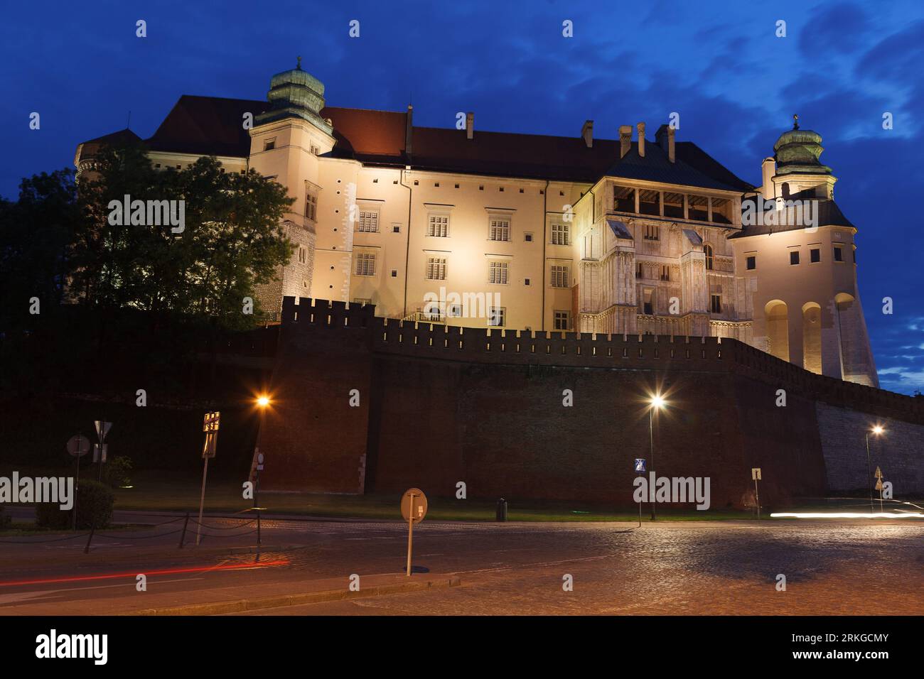 Une vue imprenable sur le château royal de Wawel à Cracovie, en Pologne illuminé brillamment la nuit Banque D'Images