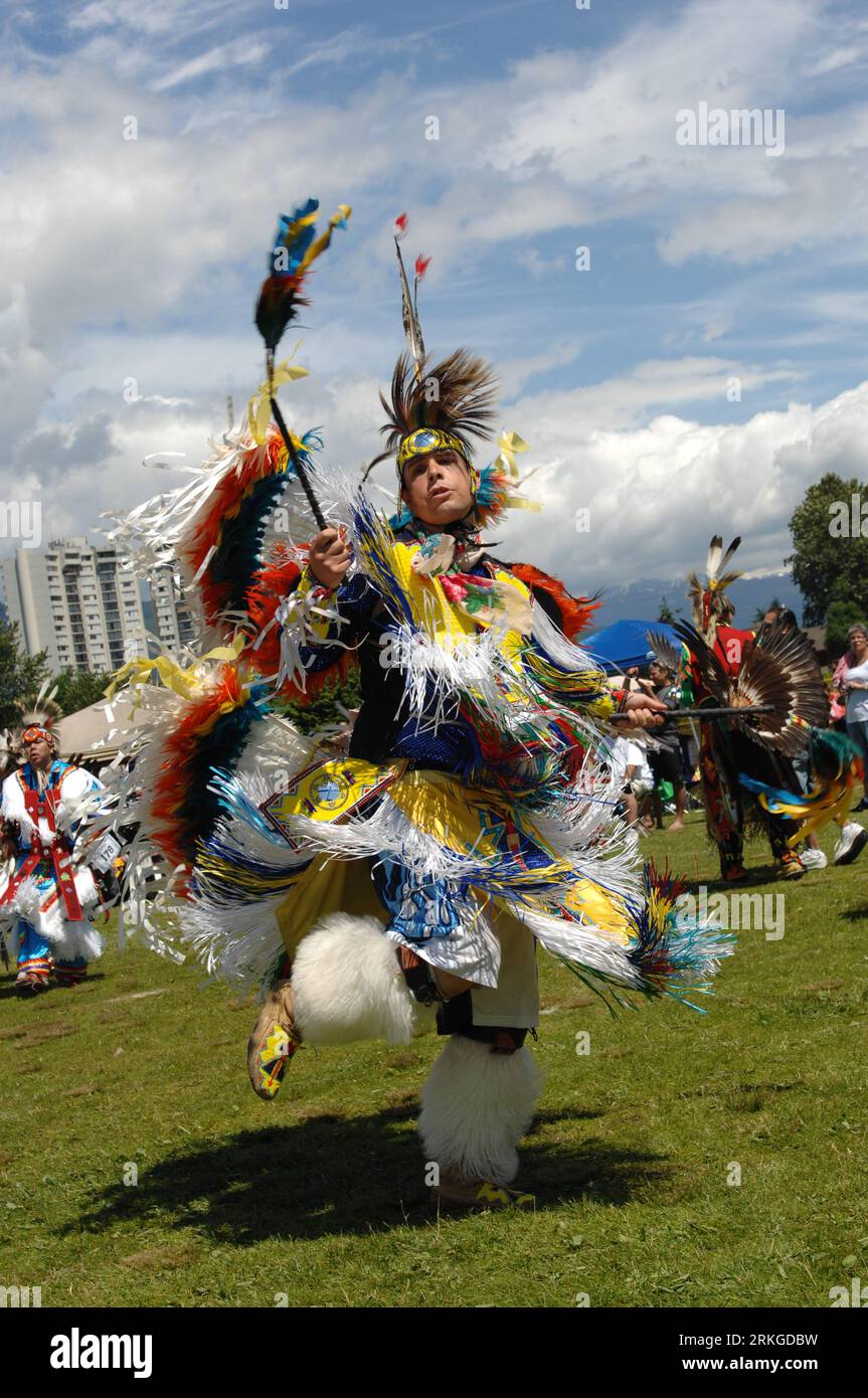 Bildnummer : 55583226 Datum : 09.07.2011 Copyright : imago/Xinhua (110710) -- WEST VANCOUVER, 10 juillet 2011 (Xinhua) -- Un Amérindien danse au 24e Pow Wow annuel de la nation Squamish à West Vancouver, Colombie-Britannique, Canada, le 9 juillet 2011. Un Pow Wow moderne est un événement historiquement traditionnel où les Amérindiens s'affrontent dans la danse et le chant, et les non-Amérindiens se rencontrent pour honorer la culture amérindienne. (Xinhua/Sergei Bachlakov) (zw) CANADA-INDIANS-TRADITION-NATION SQUAMISH POW WOW PUBLICATIONxNOTxINxCHN Gesellschaft Kultur Powwow Kanada Nordamerika Indianer Ureinwohner Tradition Fe Banque D'Images