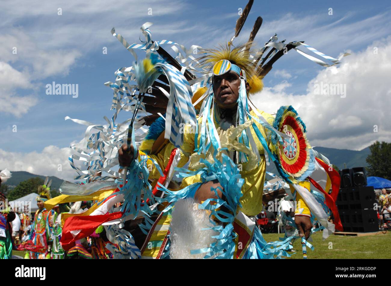 Bildnummer : 55583230 Datum : 09.07.2011 Copyright : imago/Xinhua (110710) -- WEST VANCOUVER, 10 juillet 2011 (Xinhua) -- les Indiens participent au 24e Pow Wow annuel de la nation Squamish à West Vancouver, Colombie-Britannique, Canada, le 9 juillet 2011. Un Pow Wow moderne est un événement historiquement traditionnel où les Amérindiens s'affrontent dans la danse et le chant, et les non-Amérindiens se rencontrent pour honorer la culture amérindienne. (Xinhua/Sergei Bachlakov) (zw) CANADA-INDIANS-TRADITION-NATION SQUAMISH POW WOW PUBLICATIONxNOTxINxCHN Gesellschaft Kultur Powwow Kanada Nordamerika Indianer Ureinwohner Tradition Fe Banque D'Images