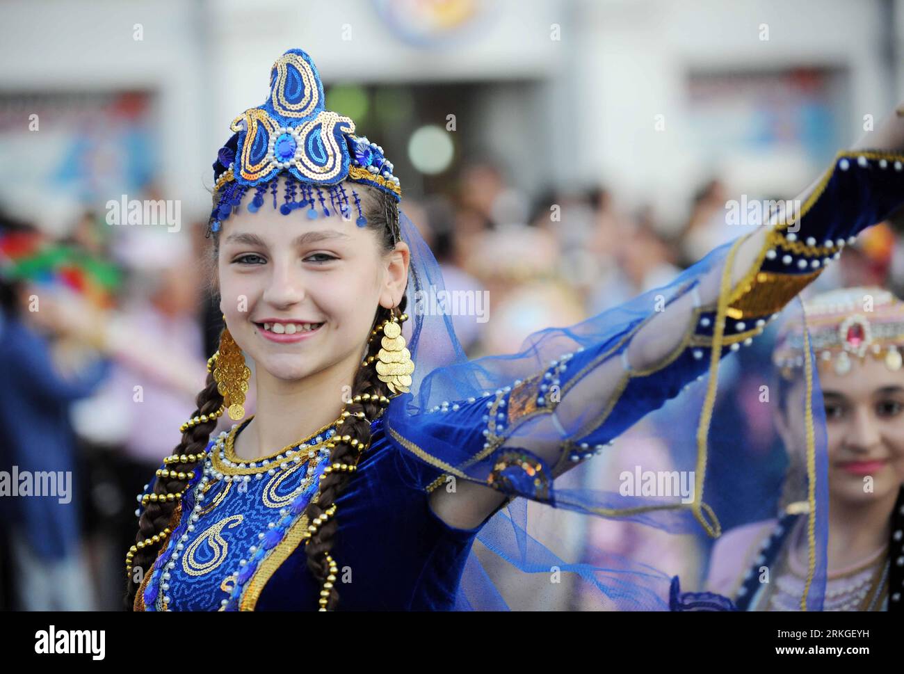 Bildnummer : 55588779 Datum : 12.07.2011 Copyright : imago/Xinhua (110712) -- ISTANBUL, 12 juillet 2011 (Xinhua) -- des danseurs défilent et se produisent dans la rue de la liberté à Istanbul, Turquie, le 12 juillet 2011. Istanbul Réunion des cultures du monde et de la jeunesse se tient ici du 10 au 17 juillet. (Xinhua/Ma Yan) (zw) TURQUIE-ISTANBUL-CULTURE PUBLICATIONxNOTxINxCHN Gesellschaft Kultur Tanz Tradition xdf x0x 2011 quer Bildnummer 55588779 Date 12 07 2011 Copyright Imago XINHUA Istanbul juillet 12 2011 les danseurs XINHUA défilent et se produisent SUR la rue de la liberté à Istanbul Turquie LE 12 2011 juillet Istanbul Réunion des Banque D'Images