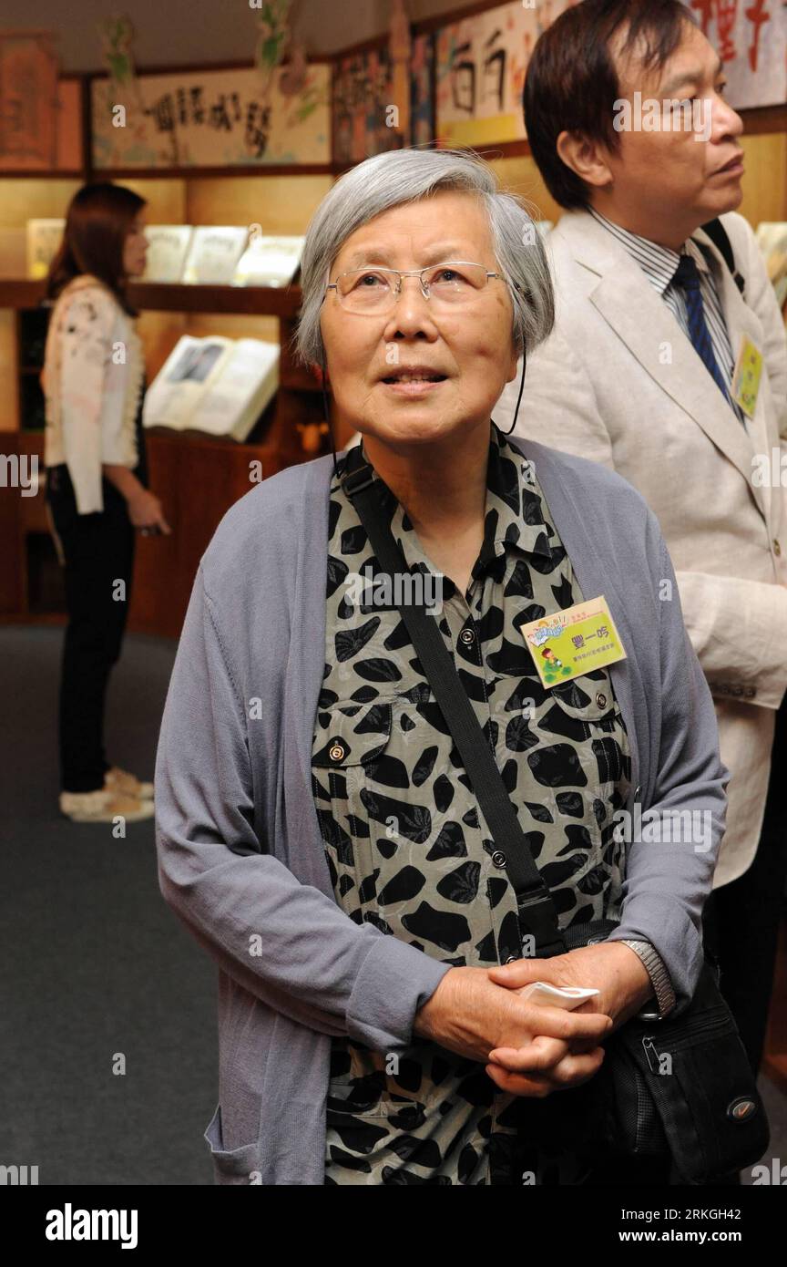 Bildnummer : 55597640 Datum : 16.07.2011 Copyright : imago/Xinhua (110716) -- HONG KONG, 16 juillet 2011 (Xinhua) -- Feng Yiyin, fille de Feng Zikai, assiste à la 1e exposition touristique Feng Zikai Chinese Children s Picture Book Award, l'une des expositions du mois de la lecture d'été 2011, à Hong Kong, dans le sud de la Chine, le 16 juillet 2011. Le mois de la lecture d'été 2011 a débuté samedi à la Bibliothèque centrale de Hong Kong. Feng Zikai (1898-1975), essayiste et dessinateur chinois célèbre, est bien connu dans les cercles littéraires chinois pour ses grandes réalisations dans la littérature, la peinture, la musique et l'éducation. (Xinhua/SO Banque D'Images