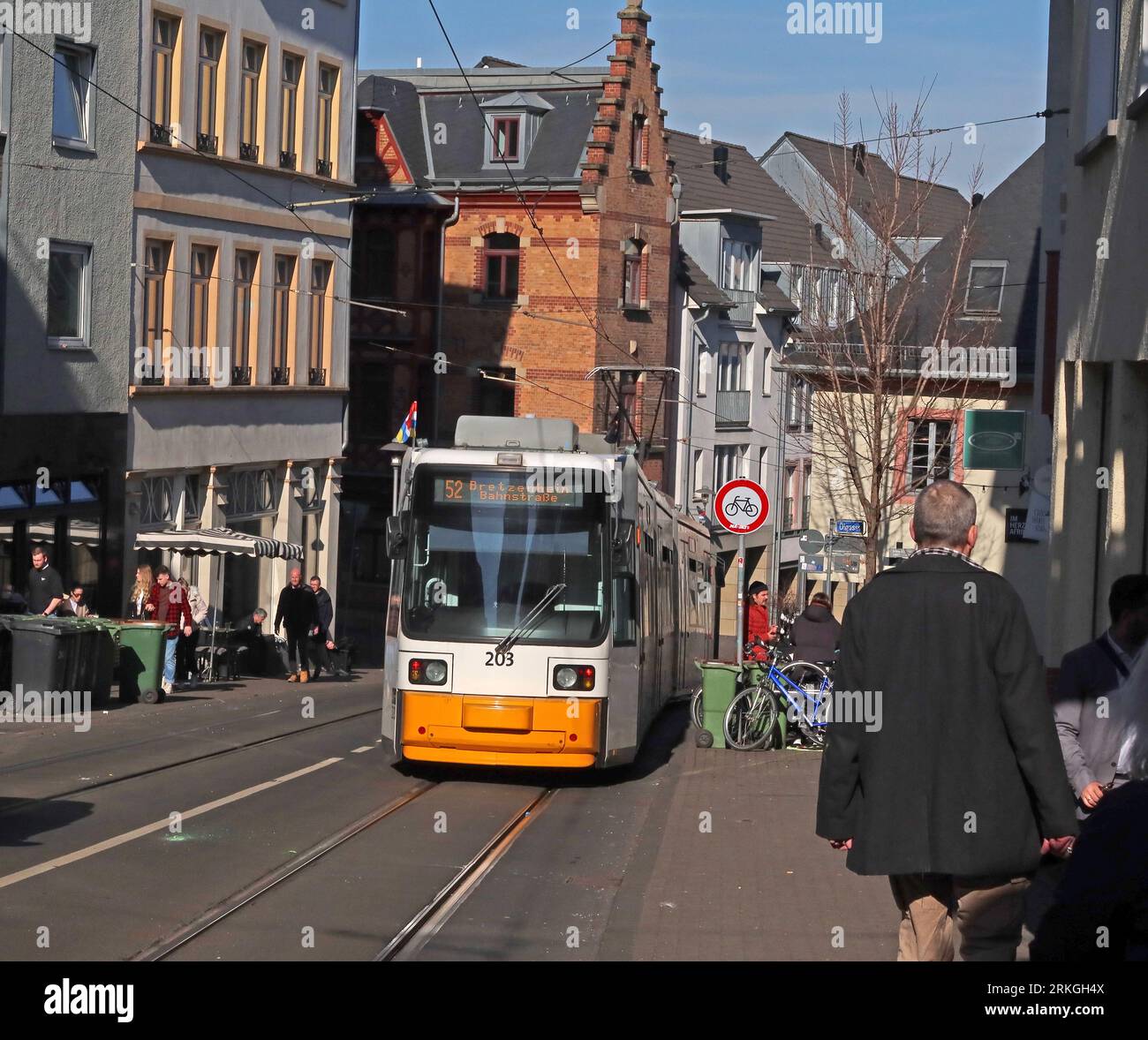 Tramway traditionnel 203, No 52 - Linie 52, jaune, livrée blanche, Mainz City Centre Banque D'Images