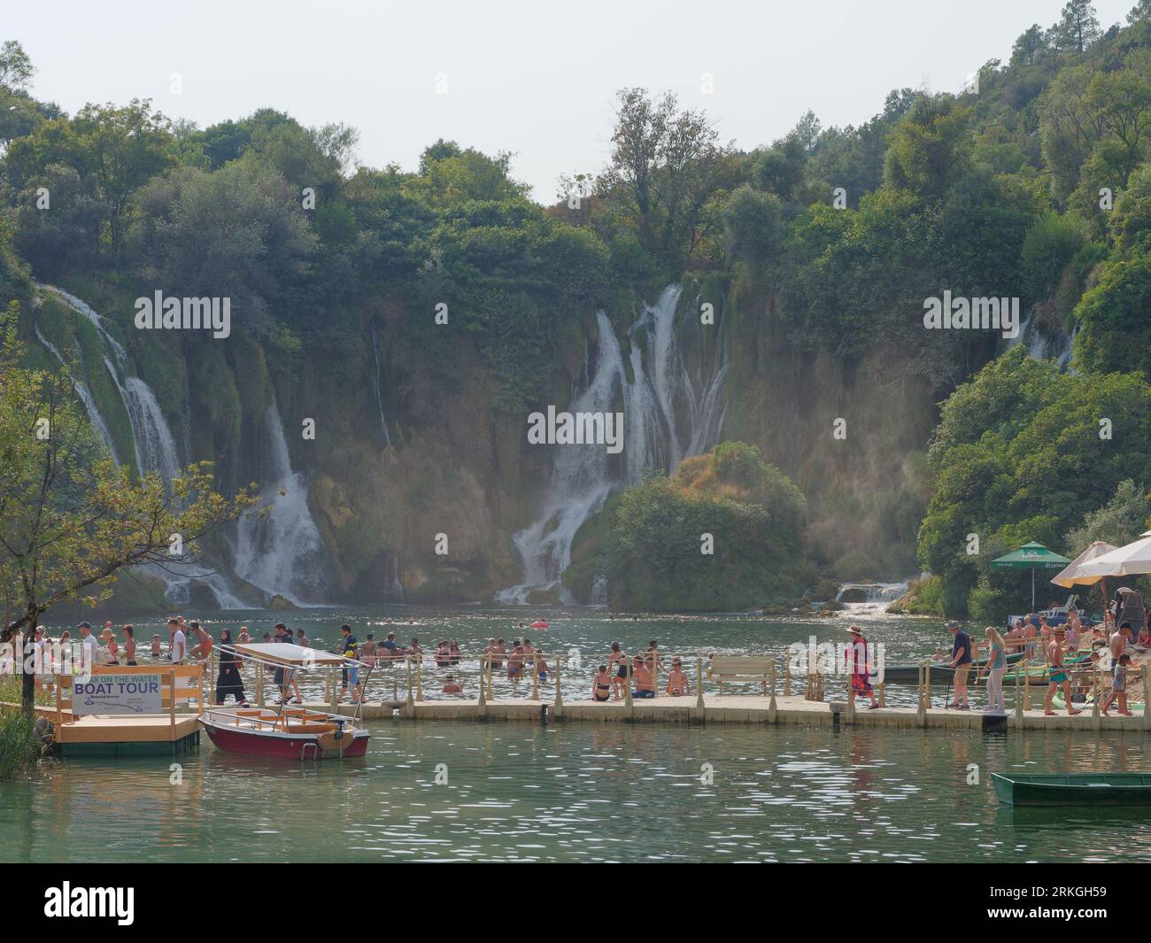 Promenade et bateaux à la cascade de Kravica sur la rivière Trebižat, dans une zone karstique de Bosnie-Herzégovine un jour d'été. 24 août 2023 Banque D'Images