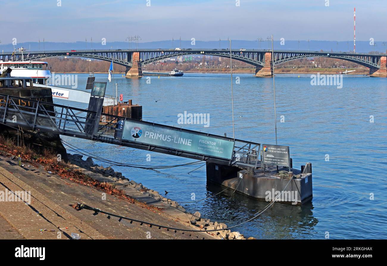 Rive du Rhin et matériel d'amarrage, bateau de travail Moguntia ENI 04605980, Uferstraße, 55116 Mainz, Mayence, Rhénanie-Palatinat, Allemagne Banque D'Images