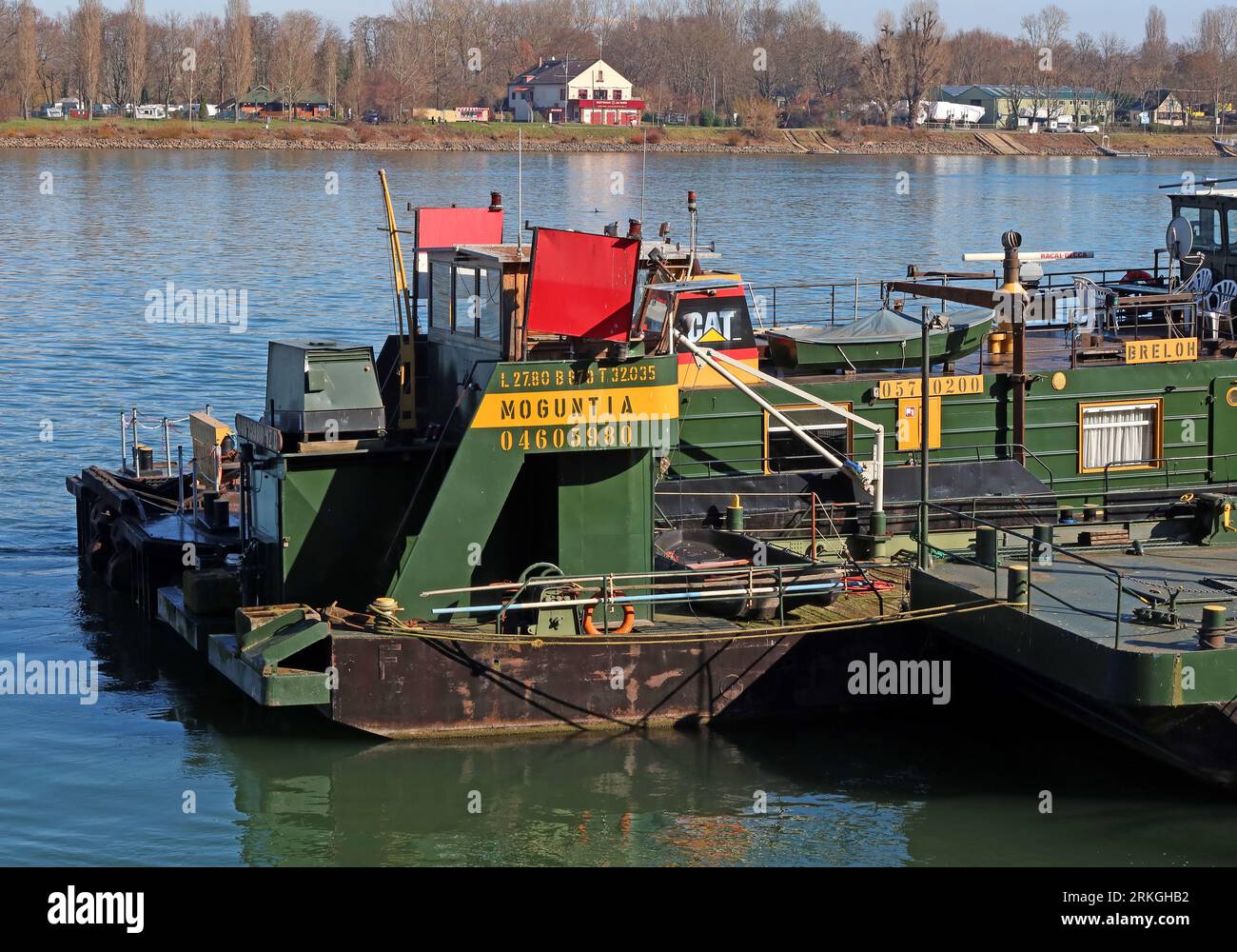 Rive du Rhin et matériel d'amarrage, bateau de travail Moguntia ENI 04605980, Uferstraße, 55116 Mainz, Mayence, Rhénanie-Palatinat, Allemagne Banque D'Images