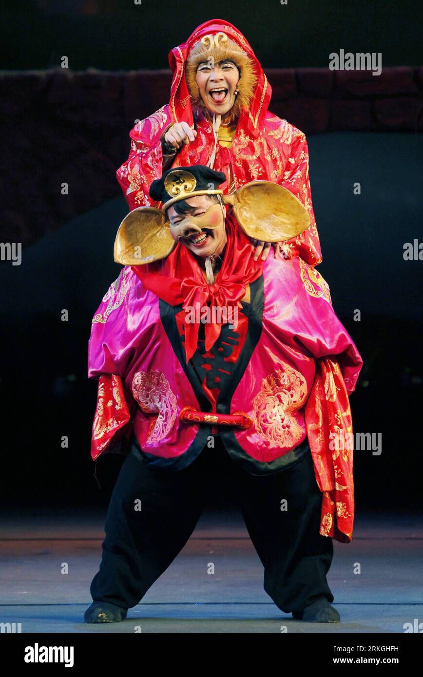 Bildnummer : 55598022 Datum : 16.07.2011 Copyright : imago/Xinhua (110717) -- PÉKIN, 17 juillet 2011 (Xinhua) -- Zhu Bajie porte son marié qui est déguisé par Monkey King dans le drame pèlerinage à l'Ouest lors de la cérémonie d'ouverture du Festival de théâtre des enfants de la première Chine à Beijing, capitale de la Chine, le 16 juillet 2011. Au total, 39 drames nationaux et étrangers seront présentés aux enfants chinois pendant le festival qui a débuté samedi et durera jusqu’au 28 août. (Xinhua/WAN Xiang) (zn) CHINE-BEIJING-CHILDREN S Theatre FESTIVAL-OPEN (CN) PUBLICATIONxNOTxINxCHN Gesellschaft Banque D'Images