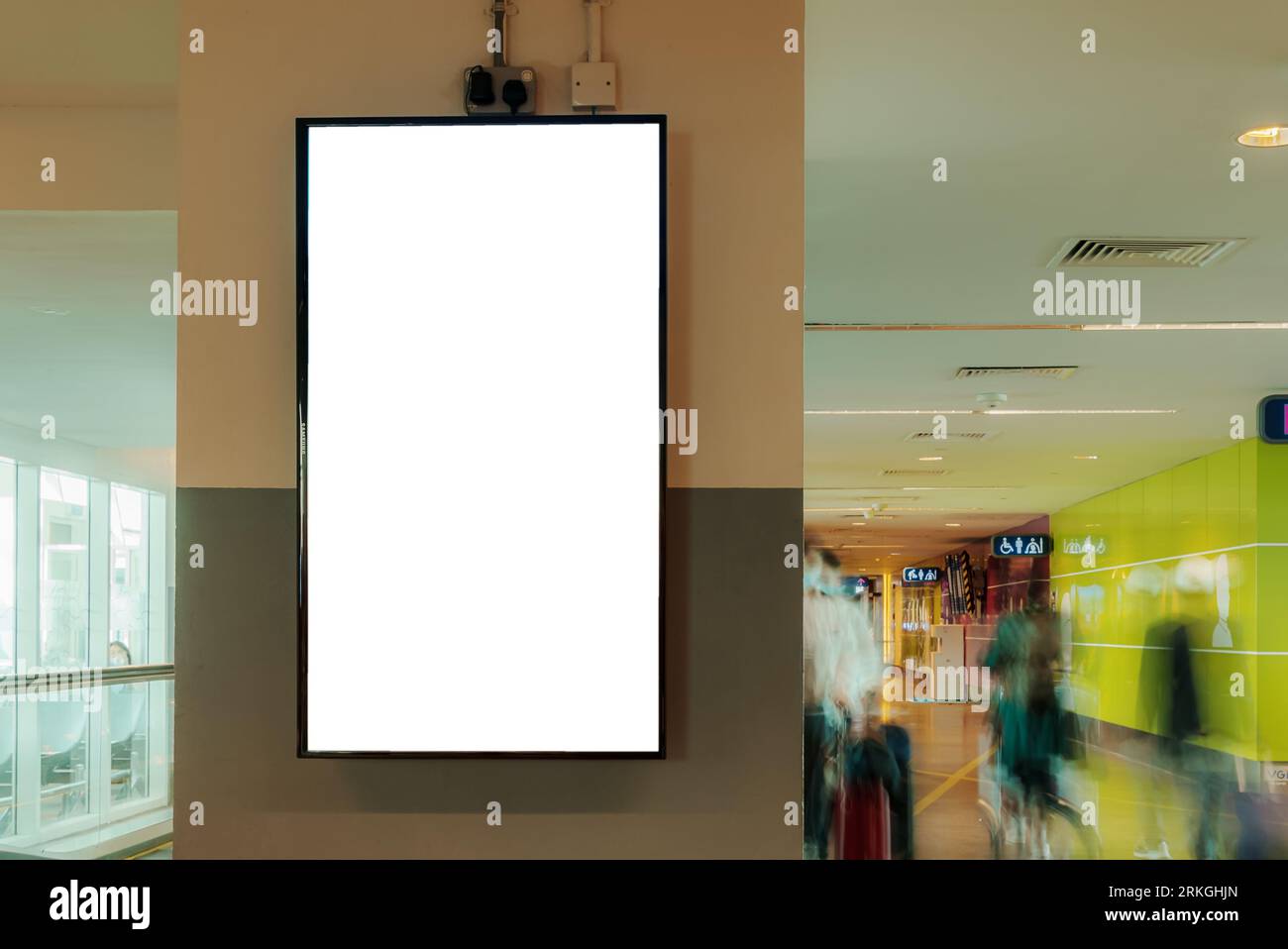 Un panneau d'affichage vide à l'aéroport, accompagné de sièges, présente un arrière-plan d'avion subtil, offrant un espace privilégié pour mettre en valeur votre message. Banque D'Images