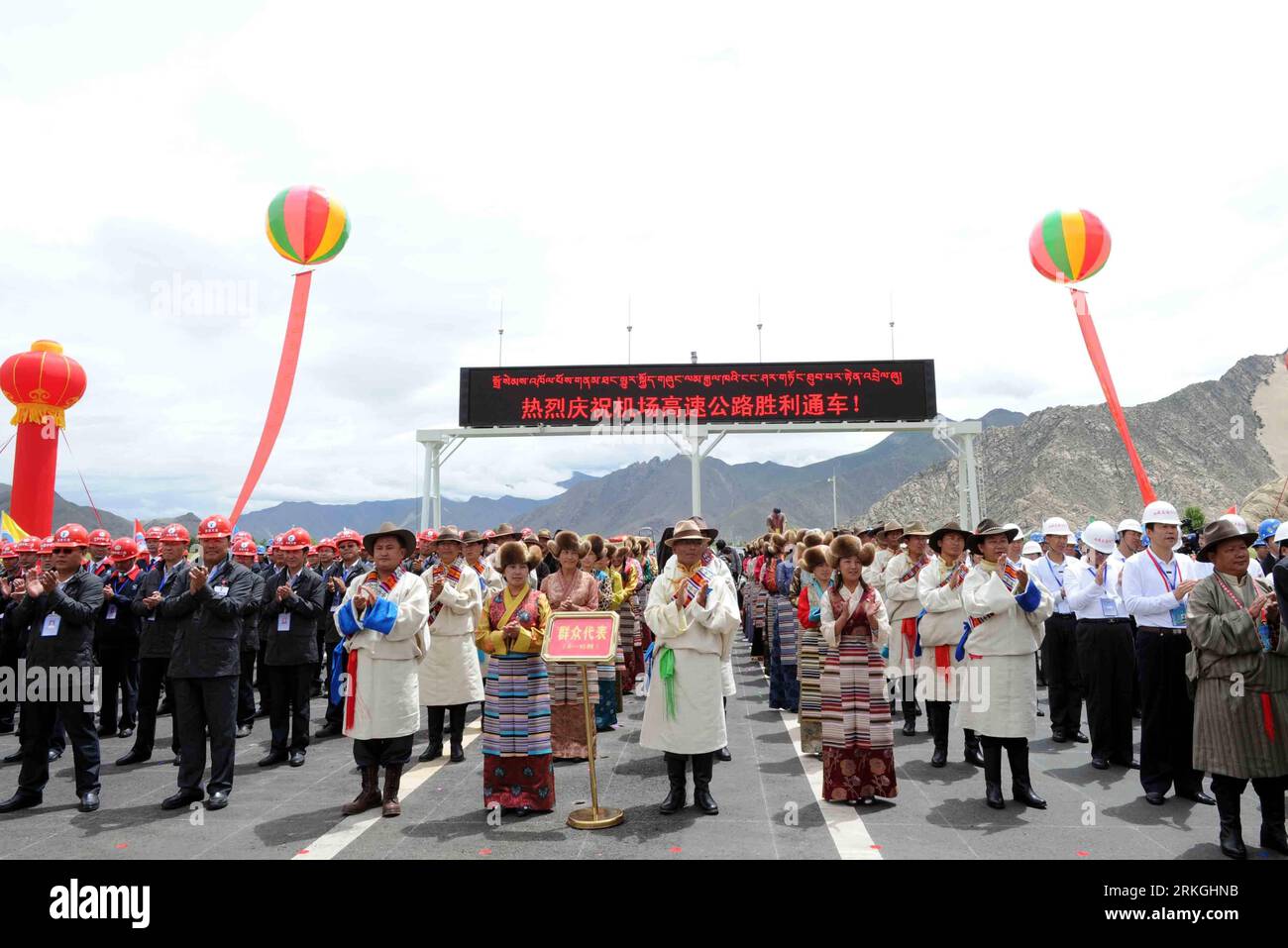 Bildnummer : 55598792 Datum : 17.07.2011 Copyright : imago/Xinhua (110717) -- LHASSA, 17 juillet 2011 (Xinhua) -- des résidents tibétains et des travailleurs de la construction assistent à la cérémonie d'inauguration de la première voie express de la région autonome du Tibet du sud-ouest de la Chine, tenue à Lhassa, capitale du Tibet, le 17 juillet 2011. La première autoroute du Tibet, une route à quatre voies de 38 km de long, a été mise en service dimanche, reliant le centre-ville de Lhassa à l aéroport de Gonggar dans la préfecture voisine de Shannan. (Xinhua/Rao Aimin) (zn) CHINA-TIBET-LHASSA-FIRST EXPRESSWAY-SERVICE (CN) PUBLICATIONxNOTxINxCHN Gesellschaft Eröffnung E Banque D'Images