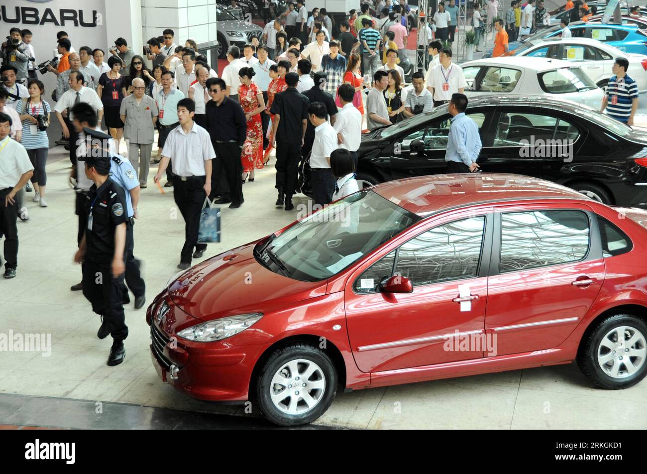 Bildnummer : 55602947 Datum : 19.07.2011 Copyright : imago/Xinhua (110719) -- LIANYUNGANG, 19 juillet 2011 (Xinhua) -- les visiteurs visitent un salon de l'auto dans la ville de Lianyungang, province de Jiangsu dans l'est de la Chine, le 3 juin 2011. La Chine a un total de 217 millions de véhicules automobiles immatriculés à la fin du mois de juin 2011, dont 98,46 millions de voitures et 102 millions de motos, a déclaré mardi le ministère de la sécurité publique sur son site Internet. Le nombre de voitures privées a atteint 72,06 millions, selon le ministère, ce qui représente 73,2 pour cent de la population automobile totale. (Xinhua/Wang Chun) (zy) (ljh) #CHINA-PRIVATE AUTO (CN Banque D'Images