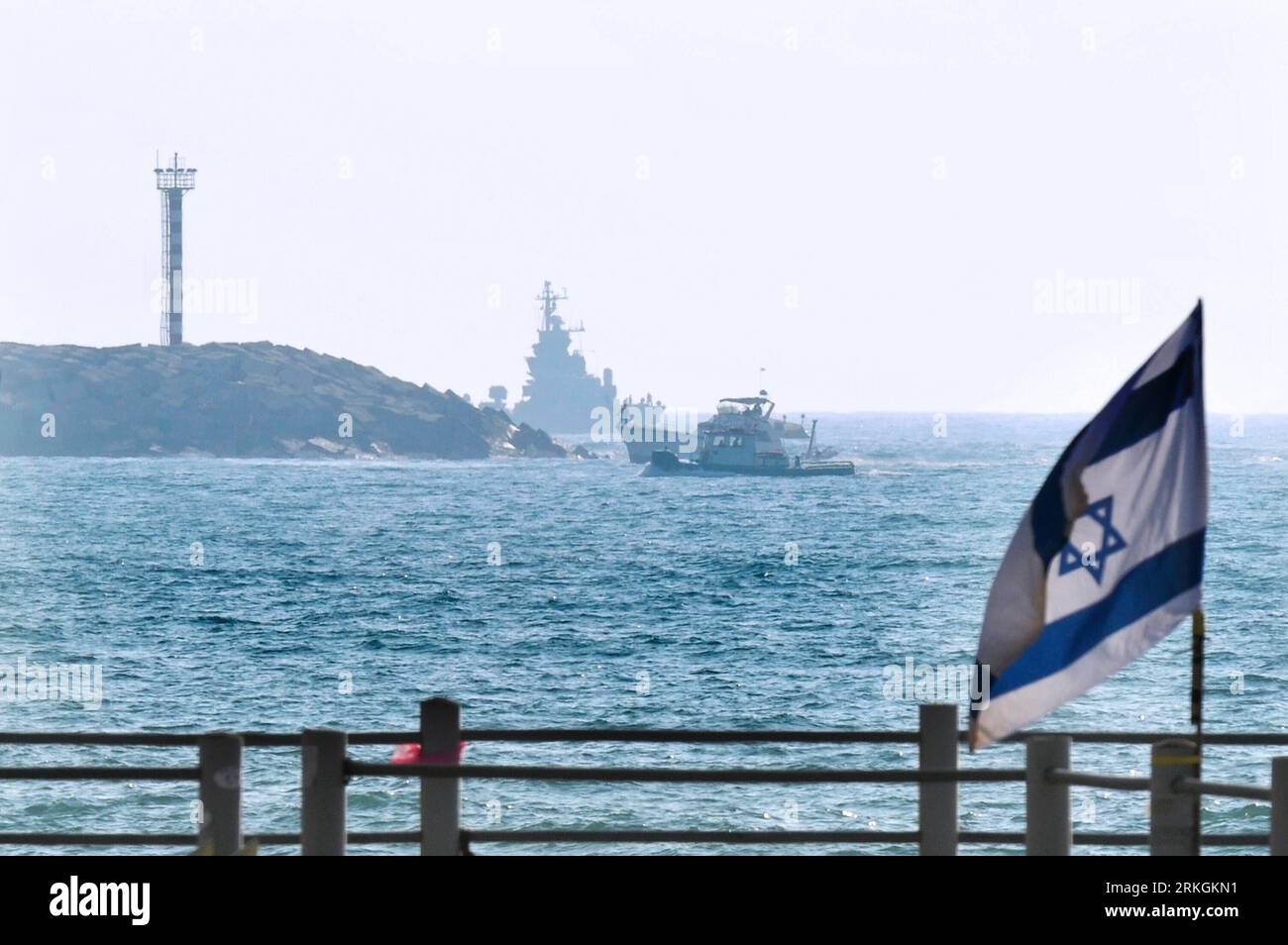 Bildnummer : 55605208 Datum : 19.07.2011 Copyright : imago/Xinhua (110719) -- ASHDOD(ISRAËL), 19 juillet 2011 (Xinhua) -- des commandos de la marine israélienne escortent le yacht français Dignite/Al Karama dans le port d'Ashdod, en Israël, le 19 juillet 2011. L interception militaire israélienne d un yacht français, le dignite/Al Karama, qui a navigué vers Gaza dans le but de briser le blocus maritime israélien sur l enclave palestinienne mardi, a indigné les Palestiniens qui ont appelé à une intervention internationale immédiate pour défier plus de quatre ans de blocus. (Xinhua/Rafael Ben-Ari) (zw) MIDEAST-ISRAEL-DIGNITE/AL Banque D'Images