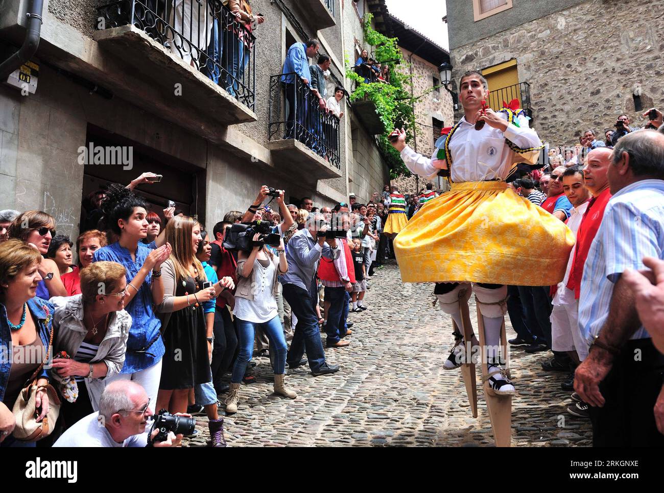 Bildnummer : 55610577 Datum : 22.07.2011 Copyright : imago/Xinhua (110723) -- ANGUIANO, 23 juillet 2011 (Xinhua) -- une jeune danseuse sur pilotis prend une routine étourdissante dans les rues à l'occasion de la fête Danza de los Zancos (lit. danse sur pilotis) dans le cadre d'un rituel religieux pour honorer sa sainte patronne, Mary Magdalene, à Anguiano, la Rioja, nord de l'Espagne, 22 juillet 2011. Chaque année, huit danseurs d'Anguiano se jettent sur une colline escarpée pavée sur pilotis mesurant environ 50 centimètres. La Danza de los Zancos est jouée à Anguiano pour célébrer leur mécène Mary Magdelane et moi Banque D'Images