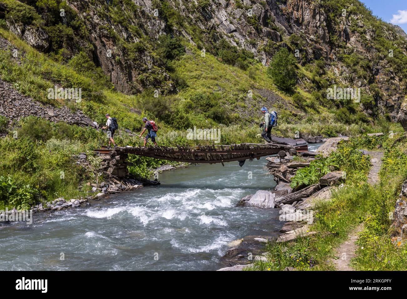 Randonnée dans le Haut Caucase. Ardoti, Géorgie. Certains ponts ne font pas l'impression la plus fiable, mais ne vous laissent pas le choix Banque D'Images