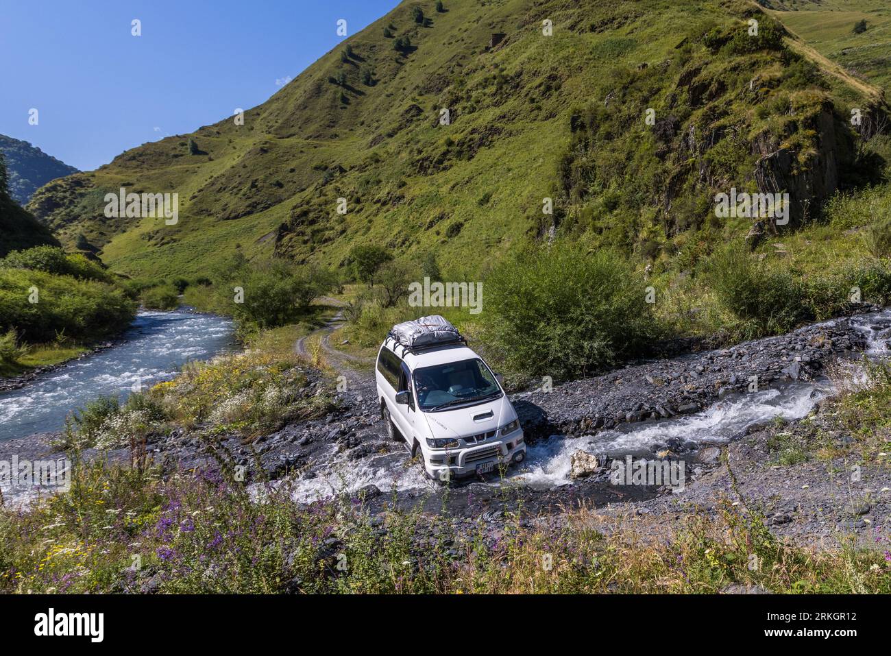 Traversée de la rivière en véhicule près d'Ardoti, Géorgie Banque D'Images