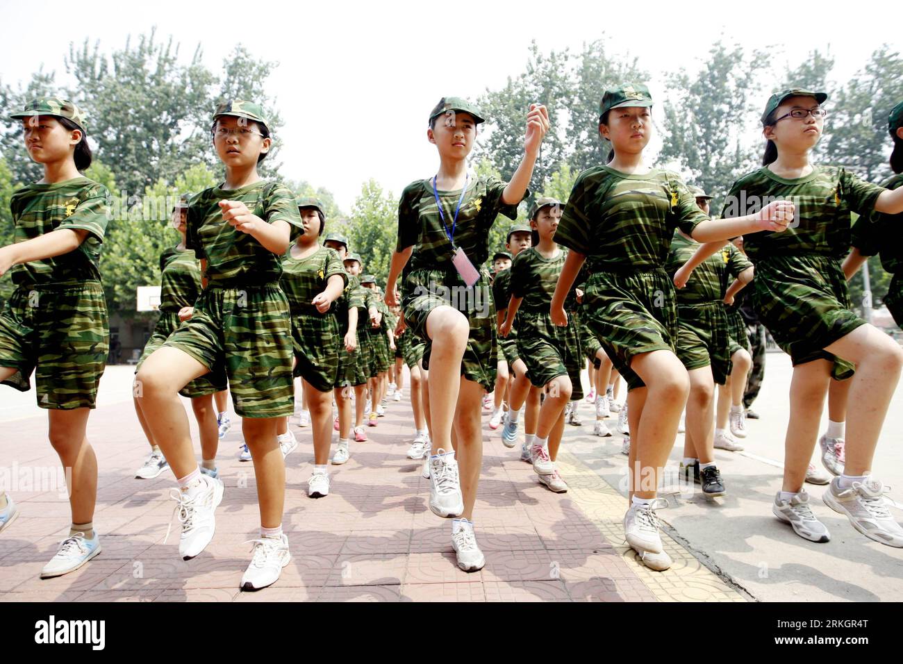 110724 -- JINAN, 24 juillet 2011 Xinhua -- un élève de l'école primaire marche dans une formation dans une école militaire d'été à Jinan, dans la province du Shandong de l'est de la Chine, le 24 juillet 2011. Alors que les vacances d'été arrivent, de plus en plus d'adolescents viennent à l'école d'entraînement d'été pour développer leur forme physique, leur capacité de survie sur le terrain et leur forte volonté. Xinhua/Liang Zhijie hdt CHINE-ÉLÈVE-ÉTÉ FORMATION MILITAIRE CN PUBLICATIONxNOTxINxCHN Banque D'Images