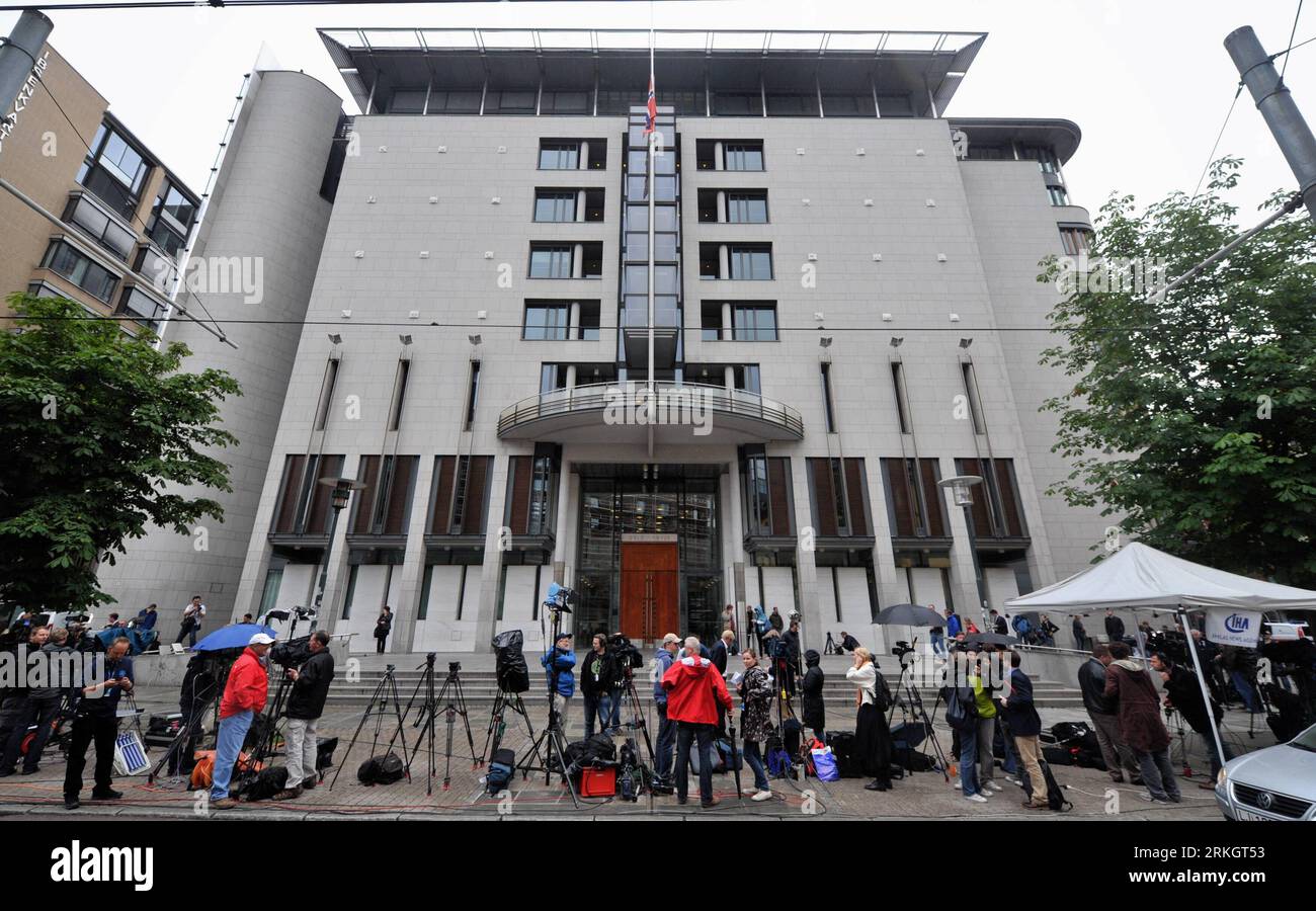 Bildnummer : 55615084 Datum : 25.07.2011 Copyright : imago/Xinhua (110725) -- OSLO, 25 juillet 2011 (Xinhua) -- des journalistes attendent devant le tribunal de district d'Oslo à Oslo, capitale de la Norvège, le 25 juillet 2011. Anders Behring Breivik, le suspect dans les attentats jumeaux norvégiens tuant au moins 93 personnes, sera traduit en justice pour la première fois depuis son arrestation. Le tribunal doit d'abord décider si l'audience sera ouverte au public, puis décider des conditions de garde de Breivik. (Xinhua/Wang Qingqin) (ww) NORVÈGE-OSLO-ATTAQUES-SUSPECT-COURT-PREMIÈRE COMPARUTION PUBLICATIONxNOTxINxCHN Gesellschaft Banque D'Images