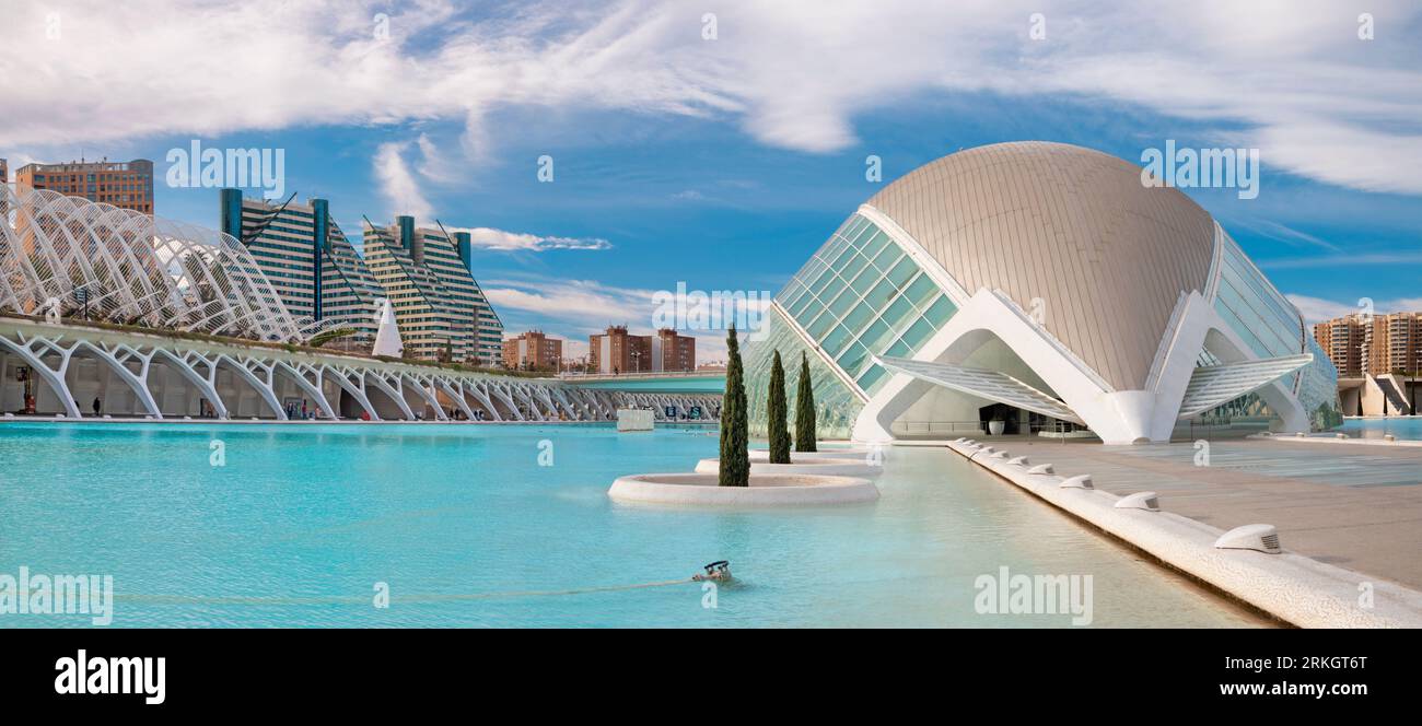 VALENCE, ESPAGNE - 15 FÉVRIER 2022: La Cité des Arts - Hemisferic conçu par l'architecte valencien Santiago Calatrava. Banque D'Images