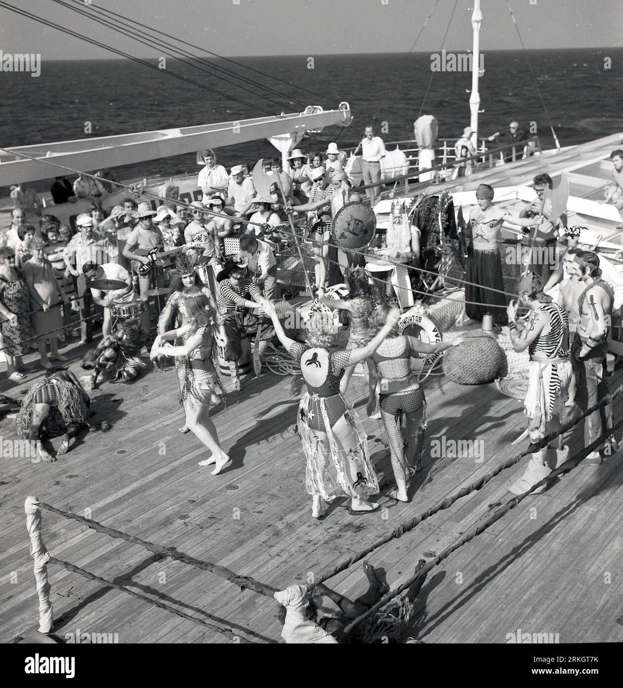À la fin des années 1960, historiques, les passagers de croisière prennent part à la traditionnelle « cérémonie du franchissement de la ligne », un rite d'initiation qui commémore la première traversée de l'équateur par une personne. Les marins qui ont traversé l'équateur sont connus Shellbacks ou fils de Neptune. Banque D'Images À la fin des années 1960, historiques, les passagers de croisière prennent part à la traditionnelle « cérémonie du franchissement de la ligne », un rite d'initiation qui commémore la première traversée de l'équateur par une personne. Les marins qui ont traversé l'équateur sont connus Shellbacks ou fils de Neptune. Banque D'Images