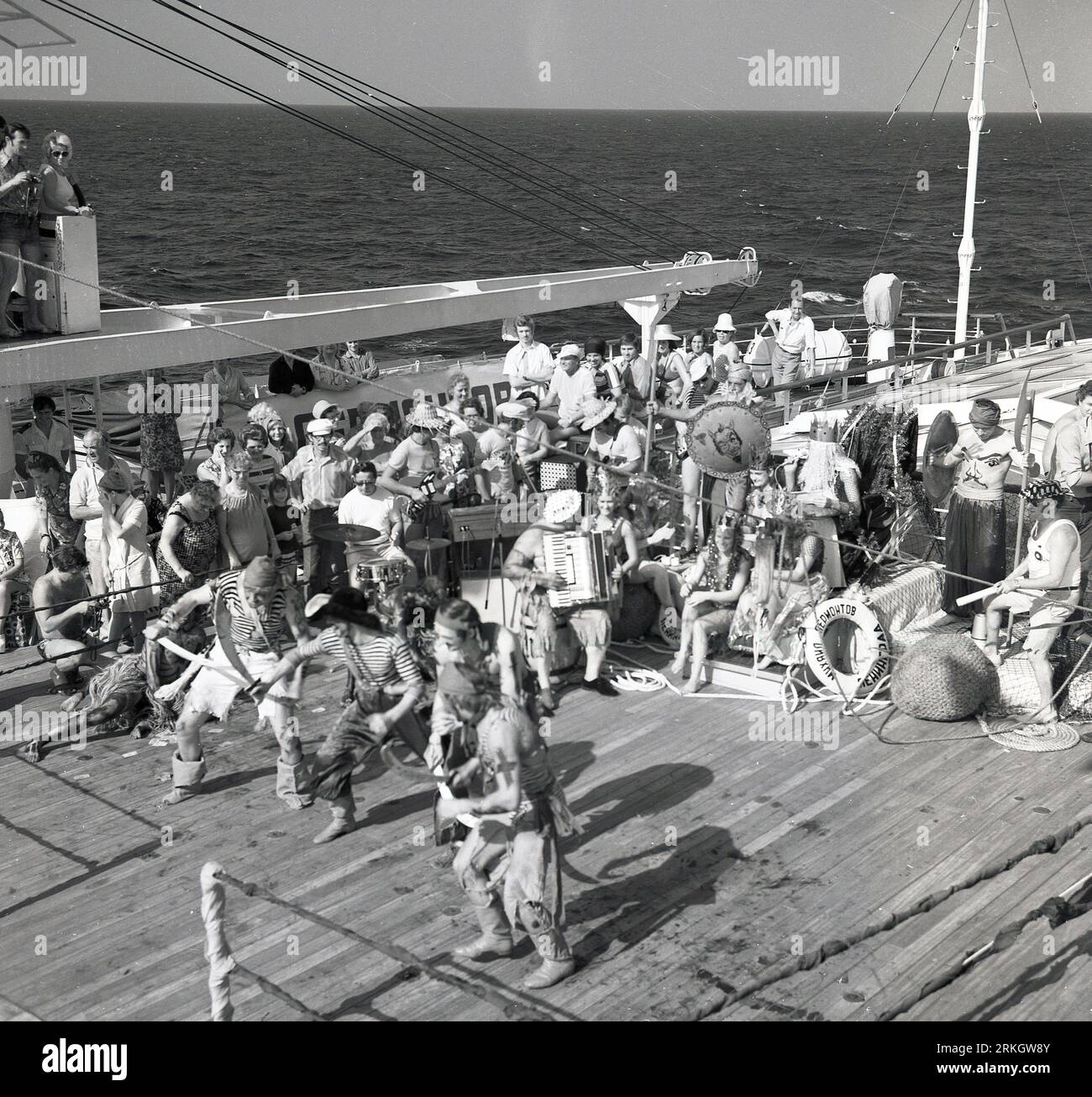 À la fin des années 1960, historiques, les passagers de croisière prennent part à la traditionnelle « cérémonie du franchissement de la ligne », un rite d'initiation qui commémore la première traversée de l'équateur par une personne. Les marins qui ont traversé l'équateur sont connus Shellbacks ou fils de Neptune. Banque D'Images À la fin des années 1960, historiques, les passagers de croisière prennent part à la traditionnelle « cérémonie du franchissement de la ligne », un rite d'initiation qui commémore la première traversée de l'équateur par une personne. Les marins qui ont traversé l'équateur sont connus Shellbacks ou fils de Neptune. Banque D'Images