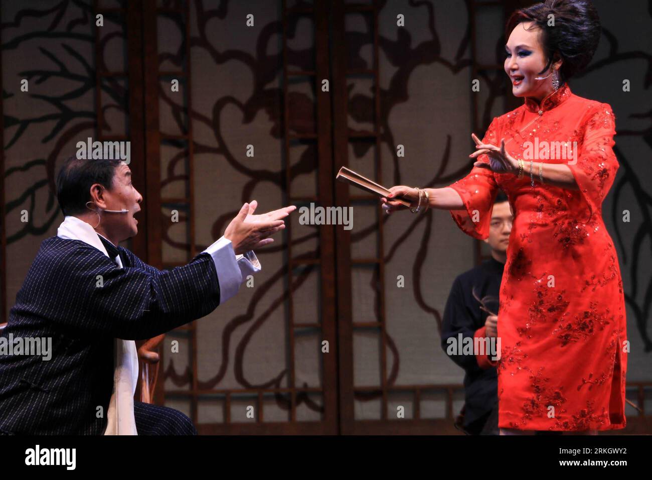 Bildnummer : 55621217 Datum : 27.07.2011 Copyright : imago/Xinhua (110727) -- TAIPEI, 27 juillet 2011 (Xinhua) -- des acteurs se produisent lors d'une conférence de presse à Taipei, dans le sud-est de la Chine Taiwan, le 27 juillet 2011. L œuvre théâtrale Pavillon de la pivoine de l écrivain chinois Pai Hsien-yung, qui comprend des éléments de l opéra de Pékin, de l opéra de Kunqu et du théâtre occidental, sera mise en scène à Taipei fin juillet, et sera également mise en scène à Pékin en décembre 2011. (Xinhua/Li Mingfang) (wxy) CHINA-TAIPEI-PEONY PAVILION-DRAMA (CN) PUBLICATIONxNOTxINxCHN Kultur Theater People x0x xst 2011 quer Bildnummer 55621217 Date 27 07 2011 Co Banque D'Images