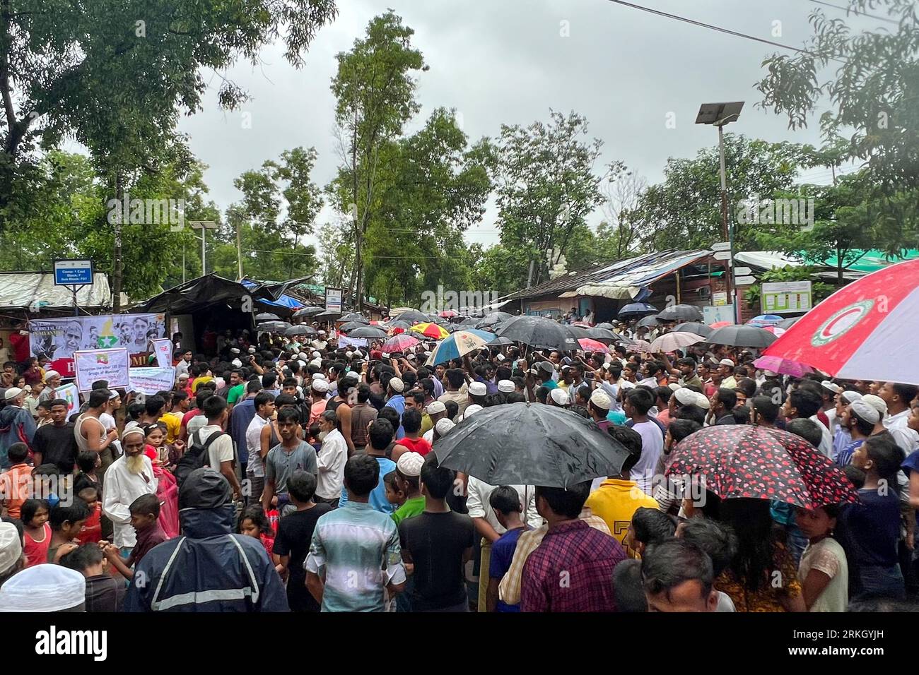 Kutupalong, Bangladesh. 25 août 2023. Des milliers de Rohingyas se sont rassemblés sous de fortes pluies dans un camp de réfugiés dans le sud-est du Bangladesh pour réclamer justice pour le génocide présumé commis contre eux par l’armée du Myanmar en 2017. Le rassemblement a été organisé au camp de réfugiés de Kutupalong à Cox's Bazar pour marquer le sixième anniversaire de la commémoration du génocide des Rohingyas. Crédit : Nazrul Islam/dpa/Alamy Live News Banque D'Images