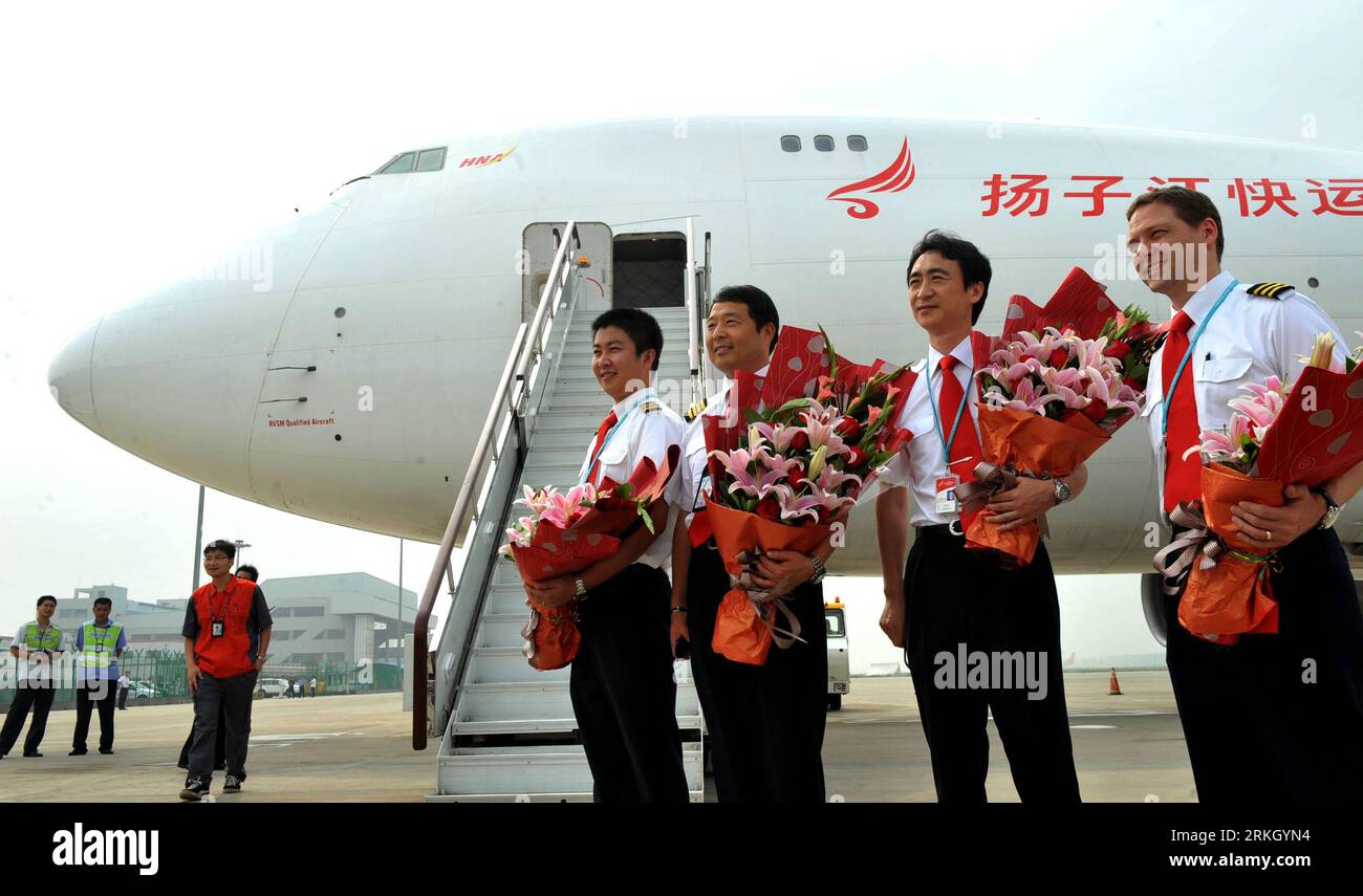 Bildnummer : 55644170 Datum : 30.07.2011 Copyright : imago/Xinhua (110730) -- ZHENGZHOU, 30 juillet 2011 (Xinhua) -- l'équipage de Yangtze River Express Airlines, un transporteur de fret basé en Chine, pose pour une photo à l'aéroport international de Xinzheng à Zhengzhou, capitale de la province du Henan, le 30 juillet 2011. Yangtze River Express Airlines a lancé samedi une nouvelle ligne aérienne de fret transnational, reliant les villes chinoises de Shanghai et Zhengzhou au Luxembourg et Prague en Europe. (Xinhua/Ding Youming) (ljh) #CHINA-ZHENGZHOU-YANGTZE RIVER EXPRESS AIRLINES-TRANSNATIONAL CARGO SERVICE-LANCEMENT (CN) Banque D'Images