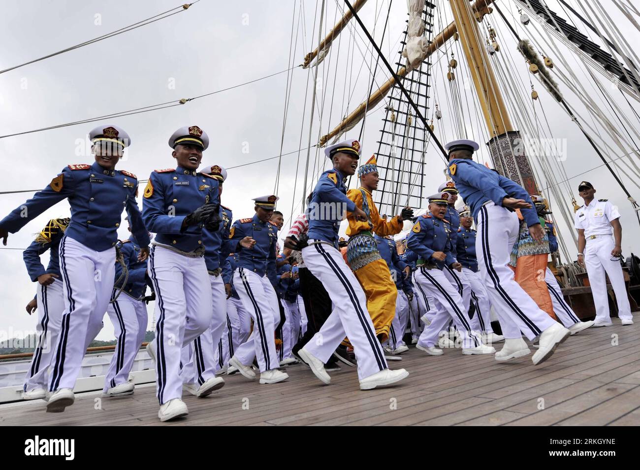 Bildnummer : 55648406 Datum : 30.07.2011 Copyright : imago/Xinhua (110730) -- GUANGZHOU, 30 juillet 2011 (Xinhua) -- officiers de marine et cadets du navire de la marine indonésienne Dewaruci effectue une danse alors que le navire arrive à Guangzhou, dans la province du Guangdong, dans le sud de la Chine, le 30 juillet 2011. Le KRI Dewaruci, un grand mât appartenant et exploité par la marine indonésienne, est arrivé ici samedi pour une visite de deux jours. Cette visite s'inscrit dans le cadre de la mission de bonne volonté de Dewaruci autour de l'Asie cette année. (Xinhua/Chen Yehua) (ljh) CHINA-GUANGZHOU-INDONESIAN NAVY VESSEL-VISIT (CN) PUBLICATIONxNOTxINxCHN Gesellschaft Militär Marine S. Banque D'Images