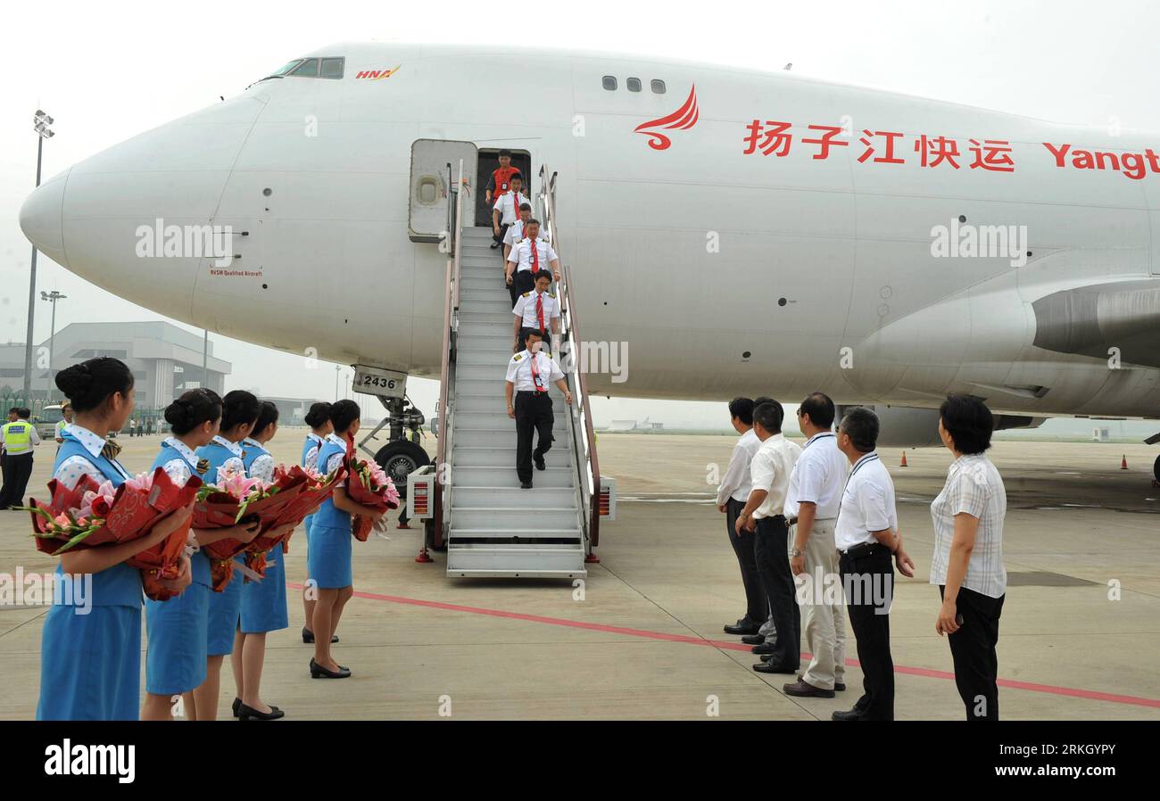 Bildnummer : 55644171 Datum : 30.07.2011 Copyright : imago/Xinhua (110730) -- ZHENGZHOU, 30 juillet 2011 (Xinhua) -- des membres d'équipage descendent un avion cargo de Yangtze River Express Airlines, un transporteur de fret basé en Chine, à l'aéroport international de Xinzheng à Zhengzhou, capitale de la province du Henan, le 30 juillet 2011. Yangtze River Express Airlines a lancé samedi une nouvelle ligne aérienne de fret transnational, reliant les villes chinoises de Shanghai et Zhengzhou au Luxembourg et Prague en Europe. (Xinhua/Ding Youming) (ljh) #CHINA-ZHENGZHOU-YANGTZE RIVER EXPRESS AIRLINES-TRANSNATIONAL CARGO SER Banque D'Images