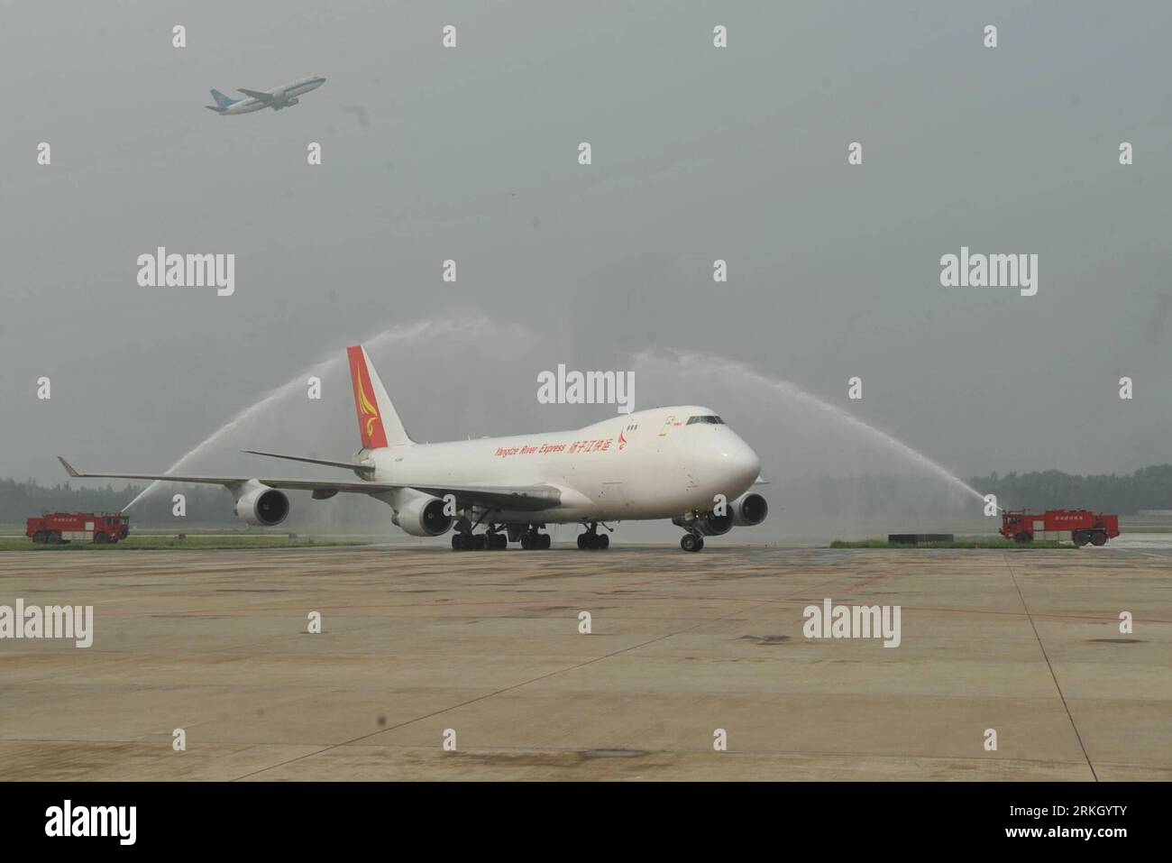 Bildnummer : 55644169 Datum : 30.07.2011 Copyright : imago/Xinhua (110730) -- ZHENGZHOU, 30 juillet 2011 (Xinhua) -- Un avion cargo de Yangtze River Express Airlines, un transporteur de fret basé en Chine, reçoit un salut au canon à eau à l'aéroport international de Xinzheng à Zhengzhou, capitale de la province du Henan, le 30 juillet 2011. Yangtze River Express Airlines a lancé samedi une nouvelle ligne aérienne de fret transnational, reliant les villes chinoises de Shanghai et Zhengzhou au Luxembourg et Prague en Europe. (Xinhua/Ding Youming) (ljh) #CHINA-ZHENGZHOU-YANGTZE RIVER EXPRESS AIRLINES-TRANSNATIONAL C. Banque D'Images