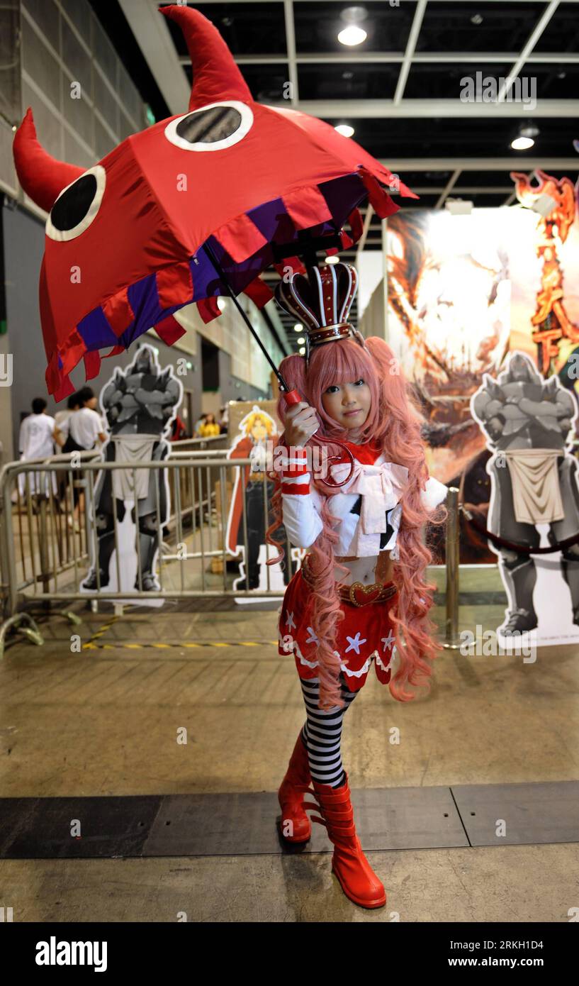 Bildnummer : 55675145 Datum : 02.08.2011 Copyright : imago/Xinhua (110802) -- HONG KONG, 2 août 2011 (Xinhua) -- une fan d'anime s'habille comme ses personnages d'animation préférés au Hong Kong Convention and Exhibition Centre dans le sud de la Chine, Hong Kong, 2 août 2011. Le 13e Ani-COM & Games Hong Kong a fermé ici mardi. Près de 700 000 fans et initiés de l'industrie du monde entier ont visité le festival d'animation de cinq jours. (Xinhua/Chen Xiaowei) (hy) (ljh) CHINA-HONG KONG-ANIMATION FESTIVAL (CN) PUBLICATIONxNOTxINxCHN Gesellschaft Messe Spielemesse Cartoonmesse Computerspiel Hongkong xt Banque D'Images