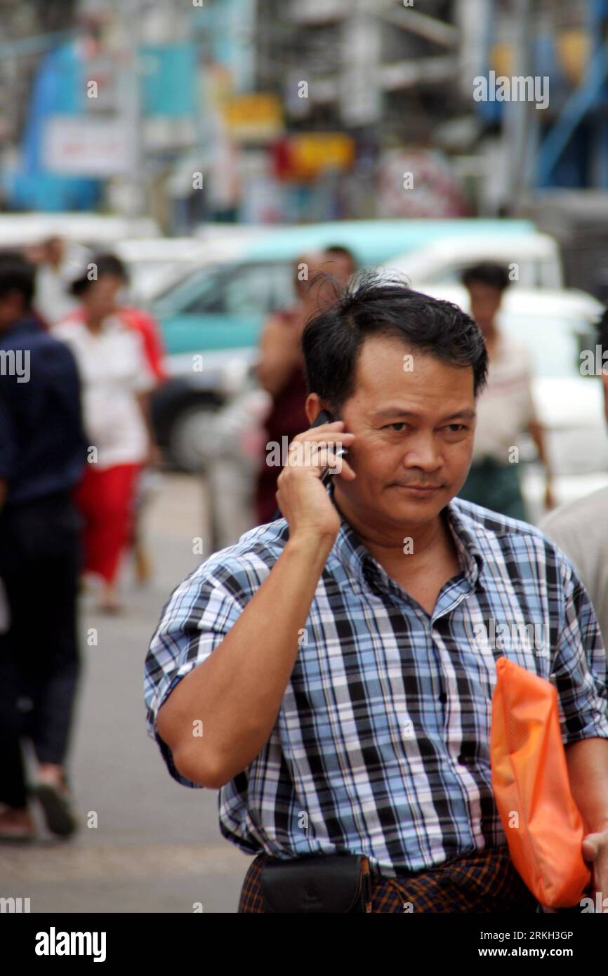 Bildnummer : 55680635 Datum : 05.08.2011 Copyright : imago/Xinhua (110805) -- YANGON, 5 août 2011 (Xinhua) -- Un homme utilise des téléphones portables à Yangon, Myanmar, le 5 août 2011. Les autorités des télécommunications du Myanmar entreprennent un plan visant à installer 4 millions de lignes de téléphonie mobile GSM à travers le pays, en coopération avec des entreprises privées, dans le cadre de la première phase d'un plan quinquennal à partir de cette année. Selon le calendrier du plan quinquennal, un total de 30 millions de lignes de téléphones mobiles GSM doivent être ajoutées au réseau de télécommunications. (Xinhua/U Aung) (srb) MYANMAR-YANGON-TÉLÉPHONE PORTABLE PUBL Banque D'Images