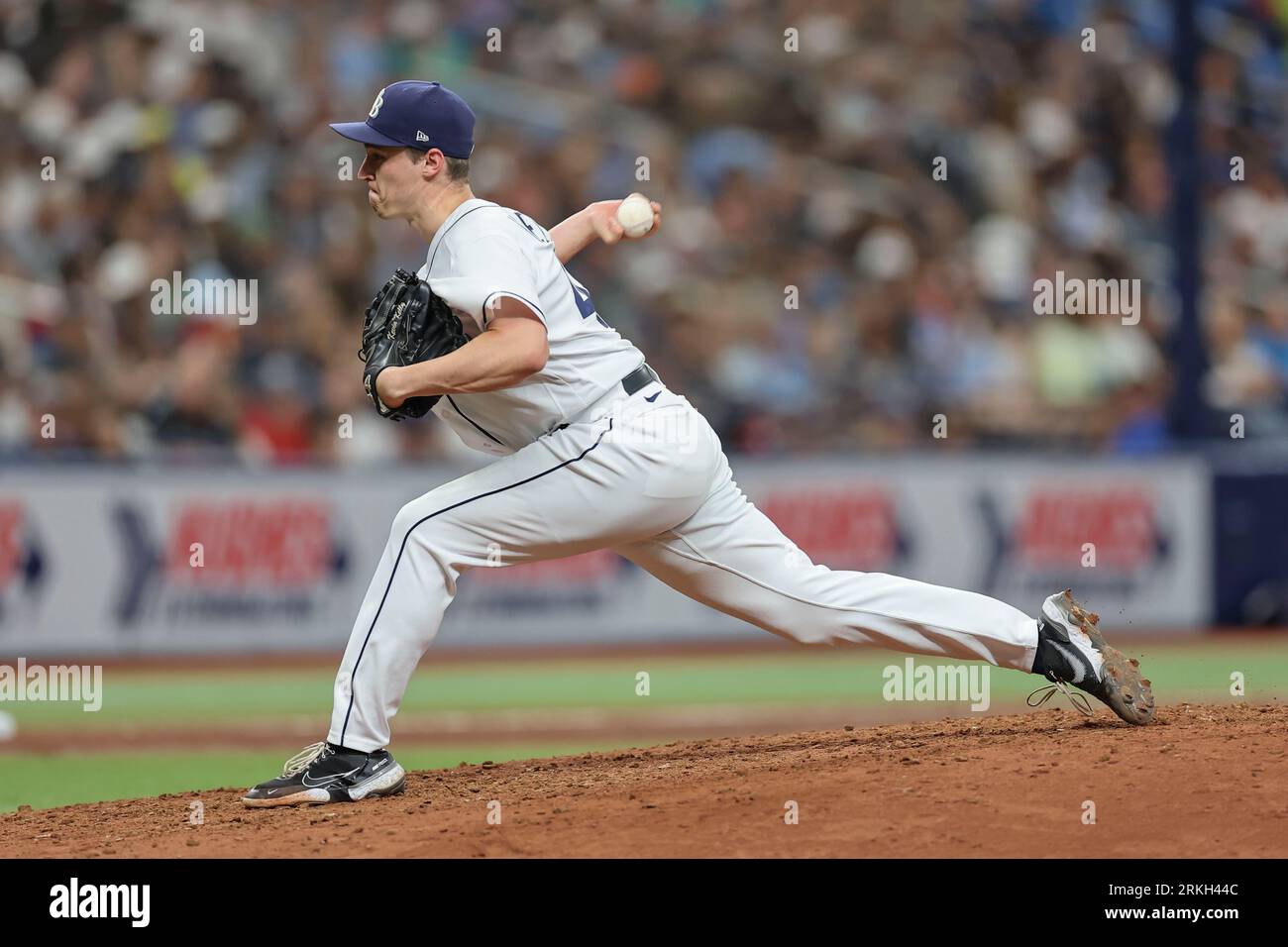 St. Petersburg, FL États-Unis ; le lanceur de secours des Tampa Bay Rays Kevin Kelly (49) livre un terrain lors d’un match de MLB contre les Guardians de Cleveland samedi Banque D'Images