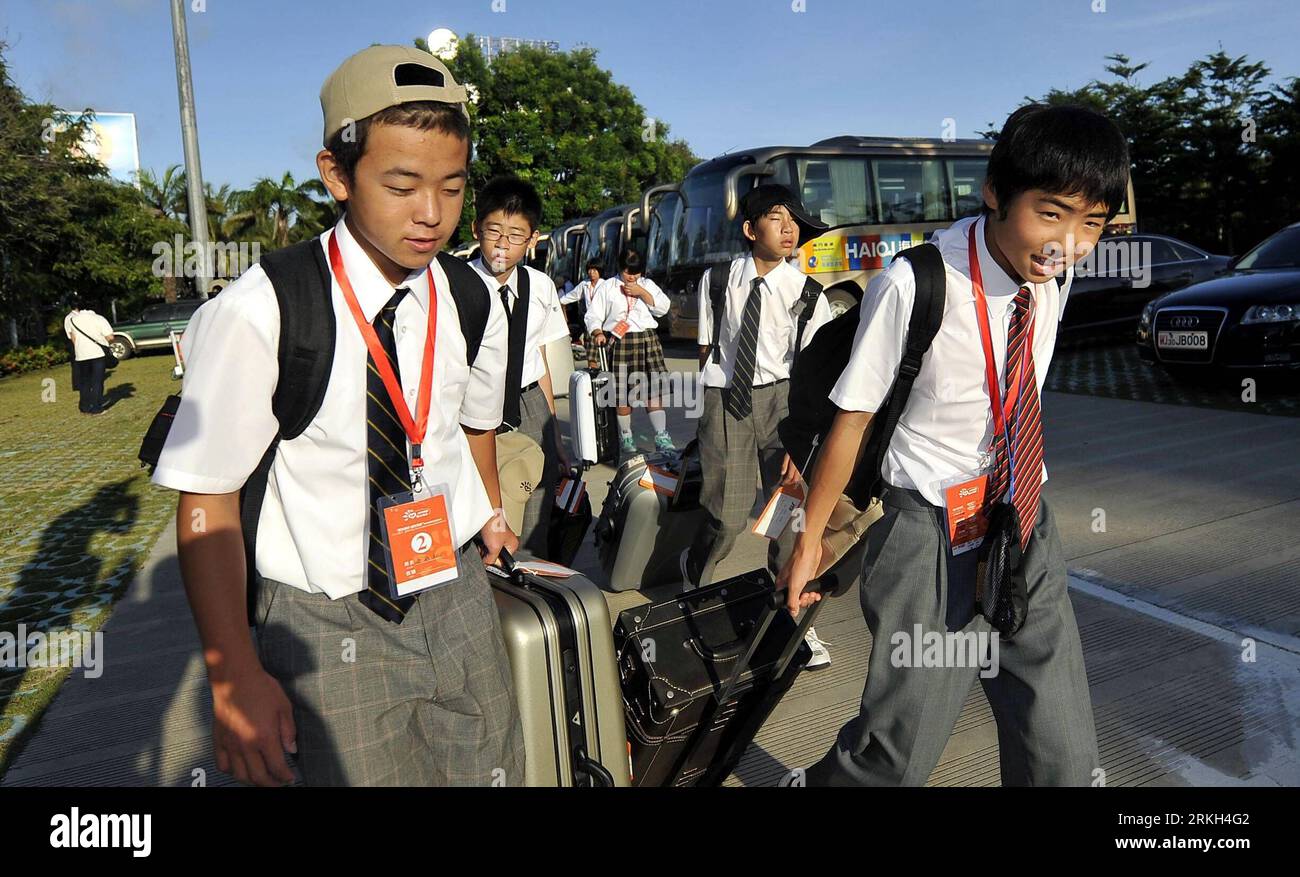 Bildnummer : 55683075 Datum : 07.08.2011 Copyright : imago/Xinhua (110807) -- SANYA, 7 août 2011 (Xinhua) -- des étudiants japonais partent pour l'aéroport international de Fenghuang à Sanya, province de Hainan du sud de la Chine, 7 août 2011. Au total, 100 enfants japonais des zones endommagées par le tremblement de terre de mars 11 ont terminé dimanche une semaine de vacances à Hainan et sont partis chez eux. (Xinhua/Guo Cheng) (lfj) CHINA-HAINAN-SANYA-JAPANESE STUDENTS-TOUR (CN) PUBLICATIONxNOTxINxCHN Gesellschaft CHN JPN Bildung Schule Austausch Schüler Schüleraustausch xjh x0x 2011 quer Bildnummer 55683075 Date 07 08 2011 Banque D'Images