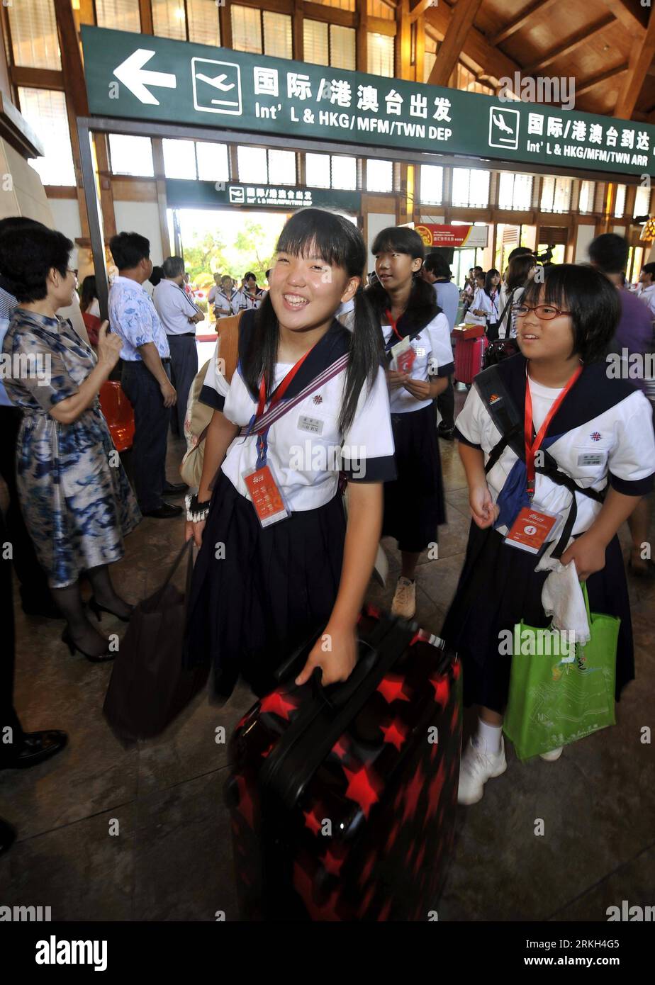 Bildnummer : 55683076 Datum : 07.08.2011 Copyright : imago/Xinhua (110807) -- SANYA, 7 août 2011 (Xinhua) -- des étudiants japonais sont vus à l'aéroport international de Fenghuang à Sanya, province de Hainan du sud de la Chine, 7 août 2011. Au total, 100 enfants japonais des zones endommagées par le tremblement de terre de mars 11 ont terminé dimanche une semaine de vacances à Hainan et sont partis chez eux. (Xinhua/Guo Cheng) (lfj) CHINA-HAINAN-SANYA-JAPANESE STUDENTS-TOUR (CN) PUBLICATIONxNOTxINxCHN Gesellschaft CHN JPN Bildung Schule Austausch Schüler Schüleraustausch xjh x0x 2011 hoch Bildnummer 55683076 Date 07 08 201 Banque D'Images