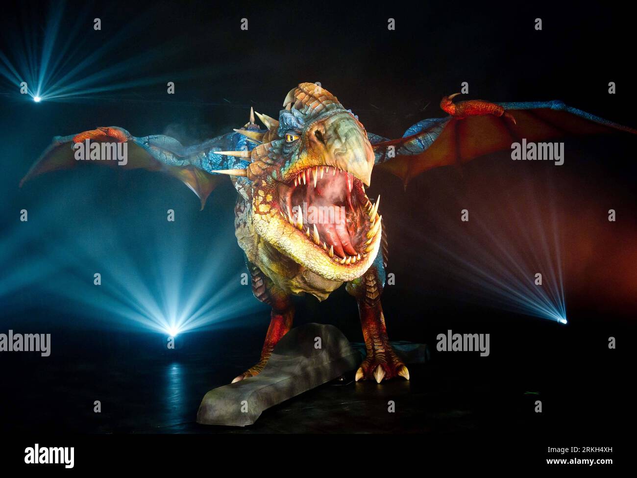 Bildnummer : 55684735 Datum : 08.08.2011 Copyright : imago/Xinhua (110808) -- MELBOURNE, 8 août 2011 (Xinhua) --DreamWorks et Global Creatures montre un dragon géant respirant le feu lors de l'appel médiatique de Comment entraîner votre Dragon Arena spectaculaire à Melbourne, Australie le 8 août 2011. Comment entraîner votre Dragon Arena spectaculaire est un événement de divertissement en direct inspiré par la firme DreamWorks animation nommée aux Oscars Comment entraîner votre Dragon . (Xinhua/Bai Xue) (srb) AUSTRALIE-MELBOURNE-SPECTACLE DE DIVERTISSEMENT EN DIRECT PUBLICATIONxNOTxINxCHN Entertainment Präsentation Show Drache figur xjh x0x pr Banque D'Images