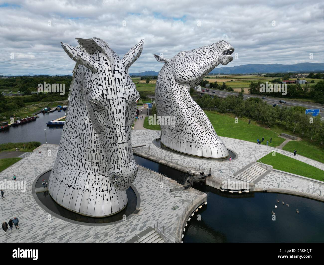 Une paire d'imposantes statues grandeur nature de chevaux fabriquées à partir de métal, avec des traits du visage complexes Banque D'Images