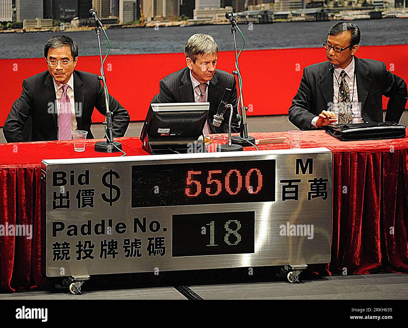 Bildnummer : 55687901 Datum : 09.08.2011 Copyright : imago/Xinhua (110809) -- HONG KONG, 9 août 2011 (Xinhua) -- le commissaire-priseur G.M. Gross (C) dirige une vente aux enchères de terres à Hong Kong, dans le sud de la Chine, le 9 août 2011. Hong Kong a tenu mardi une vente aux enchères d'un terrain de logement à Sha Tin d'une superficie de 23 000 mètres carrés, dans laquelle trois promoteurs ont conjointement remporté l'offre à 5,5 milliards de dollars de Hong Kong (704 millions de dollars américains). (Xinhua/Wong Pun Keung) (llp) CHINA-HONG KONG-LAND AUCTION(CN) PUBLICATIONxNOTxINxCHN Wirtschaft Auktion Hongkong Grundstück Grundstücke xub 2011 quer o0 Versteigerung, Bauland Bildnummer 5568 Banque D'Images