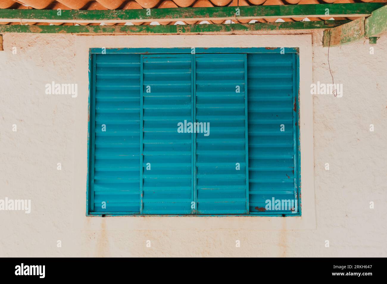 fond texturé de fenêtre sarcelle fermée Banque D'Images