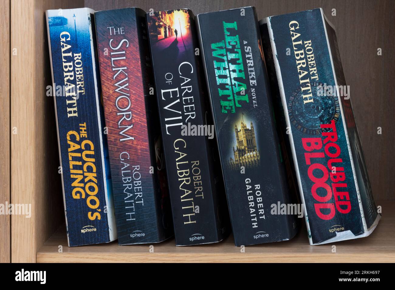 Une sélection de romans policiers Cormoran Strike de JK Rowling écrit dans le rôle de Robert Galbraith. Banque D'Images