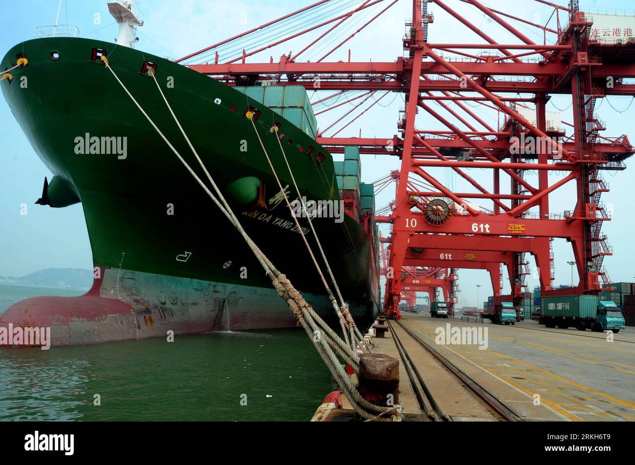 Bildnummer : 55689728 Datum : 10.08.2011 Copyright : imago/Xinhua (110810) -- LIANYUNGANG, 10 août 2011 (Xinhua) -- la photo prise le 10 août 2011 montre un navire de cargaison ancre dans un port de conteneurs à Lianyungang, province de Jiangsu dans l'est de la Chine. Selon l'Administration générale des douanes mercredi, la valeur du commerce extérieur de la Chine dans les sept premiers mois de cette année a atteint 2 022,55 milliards de dollars américains, une augmentation de 25,1 pour cent d'une année sur l'autre. L'excédent commercial a atteint 76,21 milliards de dollars américains, en baisse de 8,7 pour cent par rapport à il y a un an. Les exportations ont augmenté de 23,4 pour cent à 1 049,38 milliards de dollars américains de J Banque D'Images