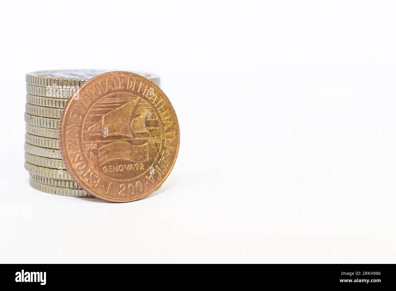 Un fond blanc avec une pièce italienne au centre Banque D'Images