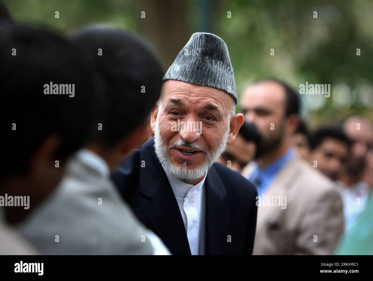 Bildnummer : 55753555 Datum : 14.08.2011 Copyright : imago/Xinhua (110814) -- KABOUL, 14 août 2011 (Xinhua) -- le président afghan Hamid Karzaï serre la main d'étudiants qui seront envoyés en Inde et en Turquie à des fins éducatives, au palais présidentiel de Kaboul, Afghanistan, le dimanche 14 août 2011. Le gouvernement afghan, dans le cadre des efforts visant à encourager les étudiants à étudier à l'étranger et à augmenter le nombre d'experts dans ce pays déchiré par la guerre, a alloué 5 millions de dollars américains pour l'année en cours, a déclaré dimanche le président Hamid Karzaï. (Xinhua/Ahmad Massoud)(WN) AFGHNISTAN-KARZAI-EDUCATION P Banque D'Images