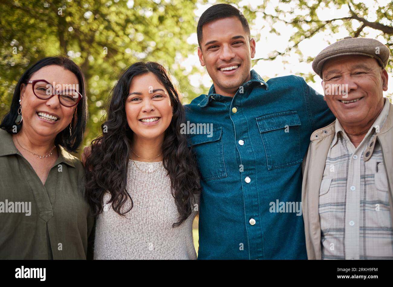 Portrait de la nature, les parents matures et les hommes de famille heureux, les femmes ou les gens apprécient le temps de qualité avec en beau-fils . Bois, parc de jardin et avec Banque D'Images