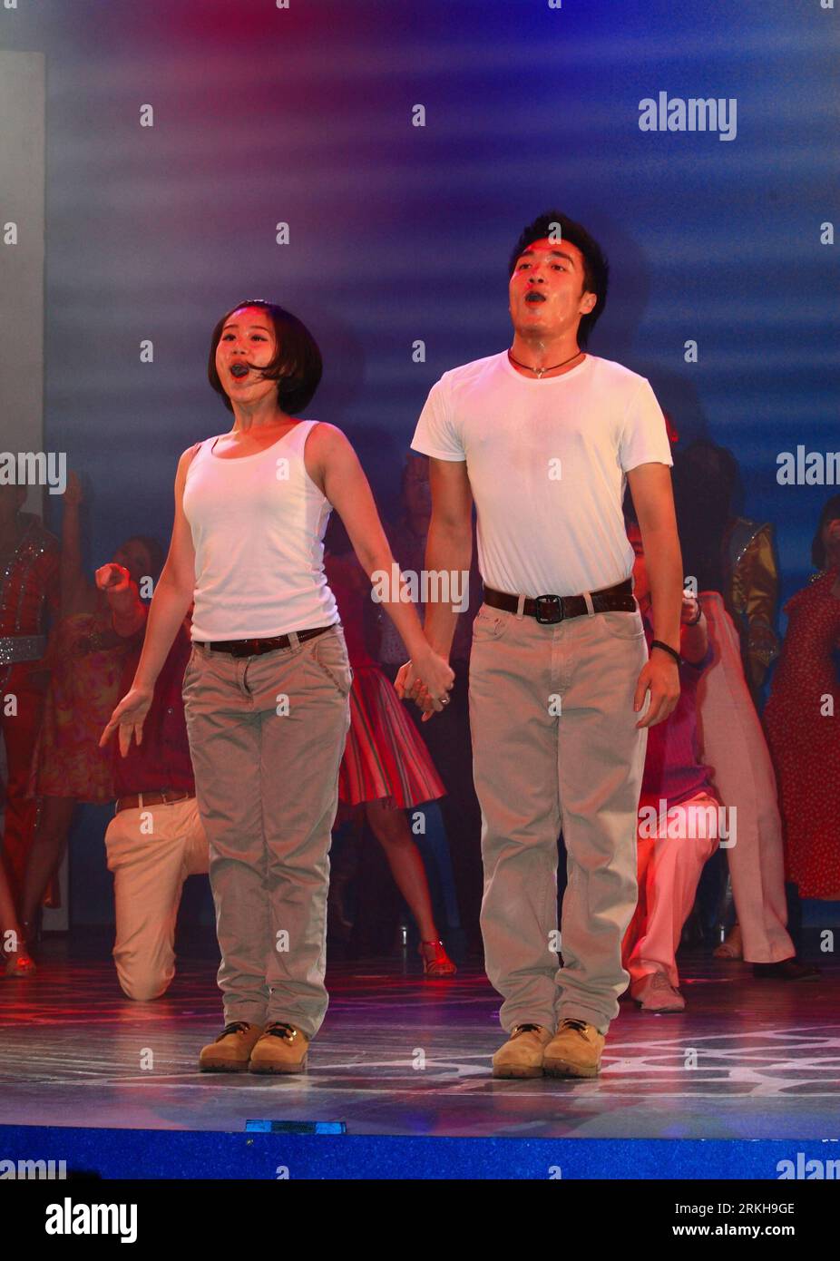 Bildnummer : 55760667 Datum : 14.08.2011 Copyright : imago/Xinhua (110815) -- PÉKIN, 15 août 2011 (Xinhua) -- Zhang Fangyu (L) et Yu Xiaolin jouent dans la comédie musicale Mamma Mia! À Pékin, capitale de la Chine, le 14 août 2011. La version chinoise de la comédie musicale classique Mamma Mia! Devait commencer une longue course à Pékin avec 80 représentations à partir du 12 août. (Xinhua/Xu Zijian) (jy) CHINA-BEIJING-MUSICAL MAMMA MIA (CN) PUBLICATIONxNOTxINxCHN People Musik Entertainment Aktion premiumd xns x0x 2011 hoch Bildnummer 55760667 Date 14 08 2011 Copyright Imago XINHUA Beijing août 15 2011 XINHUA Zhang Fangyu Banque D'Images Bildnummer : 55760667 Datum : 14.08.2011 Copyright : imago/Xinhua (110815) -- PÉKIN, 15 août 2011 (Xinhua) -- Zhang Fangyu (L) et Yu Xiaolin jouent dans la comédie musicale Mamma Mia! À Pékin, capitale de la Chine, le 14 août 2011. La version chinoise de la comédie musicale classique Mamma Mia! Devait commencer une longue course à Pékin avec 80 représentations à partir du 12 août. (Xinhua/Xu Zijian) (jy) CHINA-BEIJING-MUSICAL MAMMA MIA (CN) PUBLICATIONxNOTxINxCHN People Musik Entertainment Aktion premiumd xns x0x 2011 hoch Bildnummer 55760667 Date 14 08 2011 Copyright Imago XINHUA Beijing août 15 2011 XINHUA Zhang Fangyu Banque D'Images