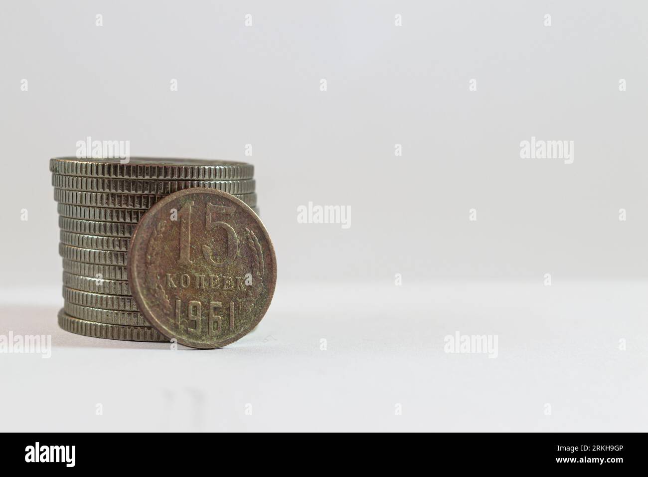 Une image rapprochée d'une vieille pièce de monnaie kopeck de l'URSS, avec un motif décoratif sur l'avers et la dénomination sur le verso Banque D'Images